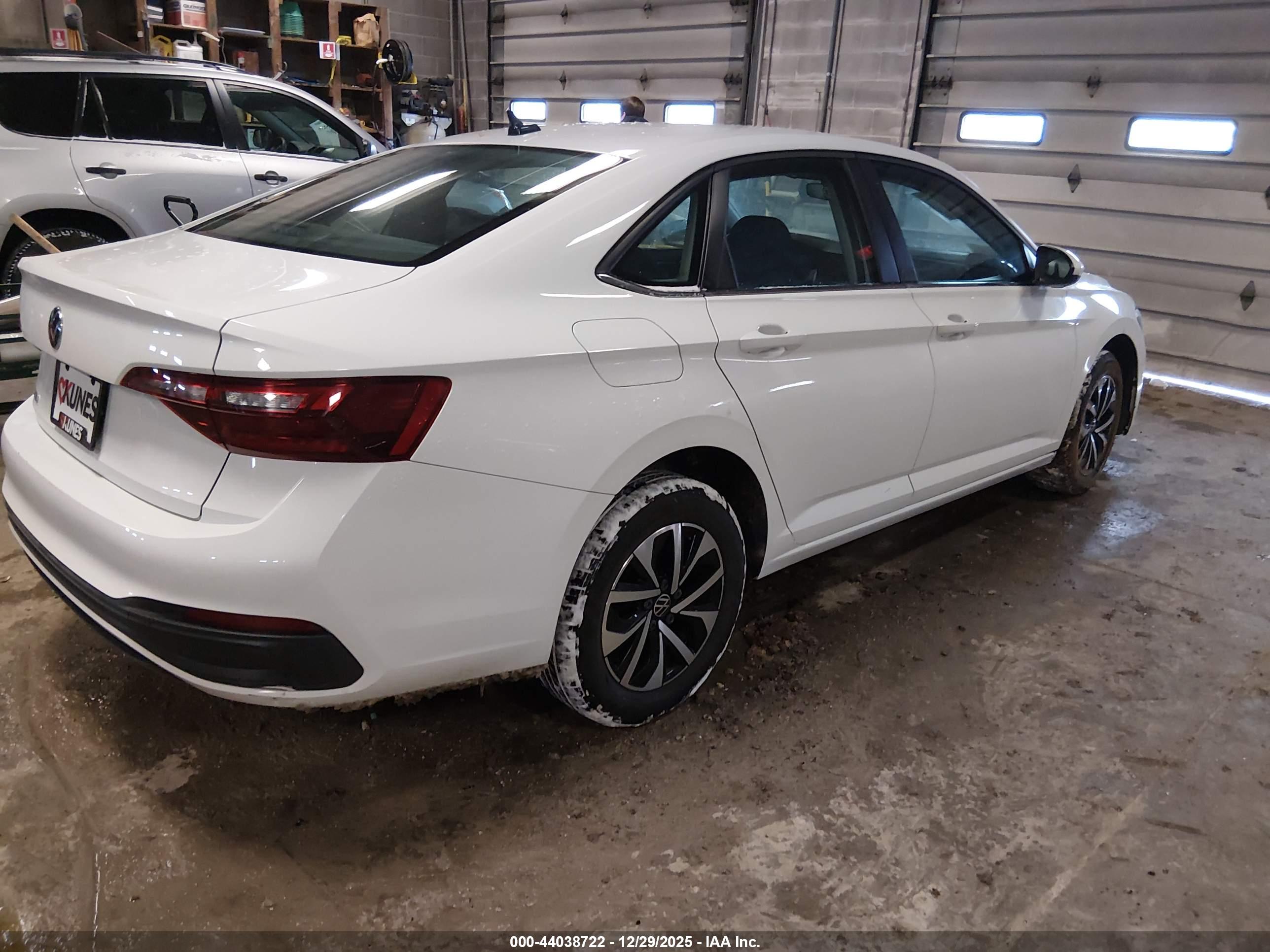 VOLKSWAGEN JETTA image 4