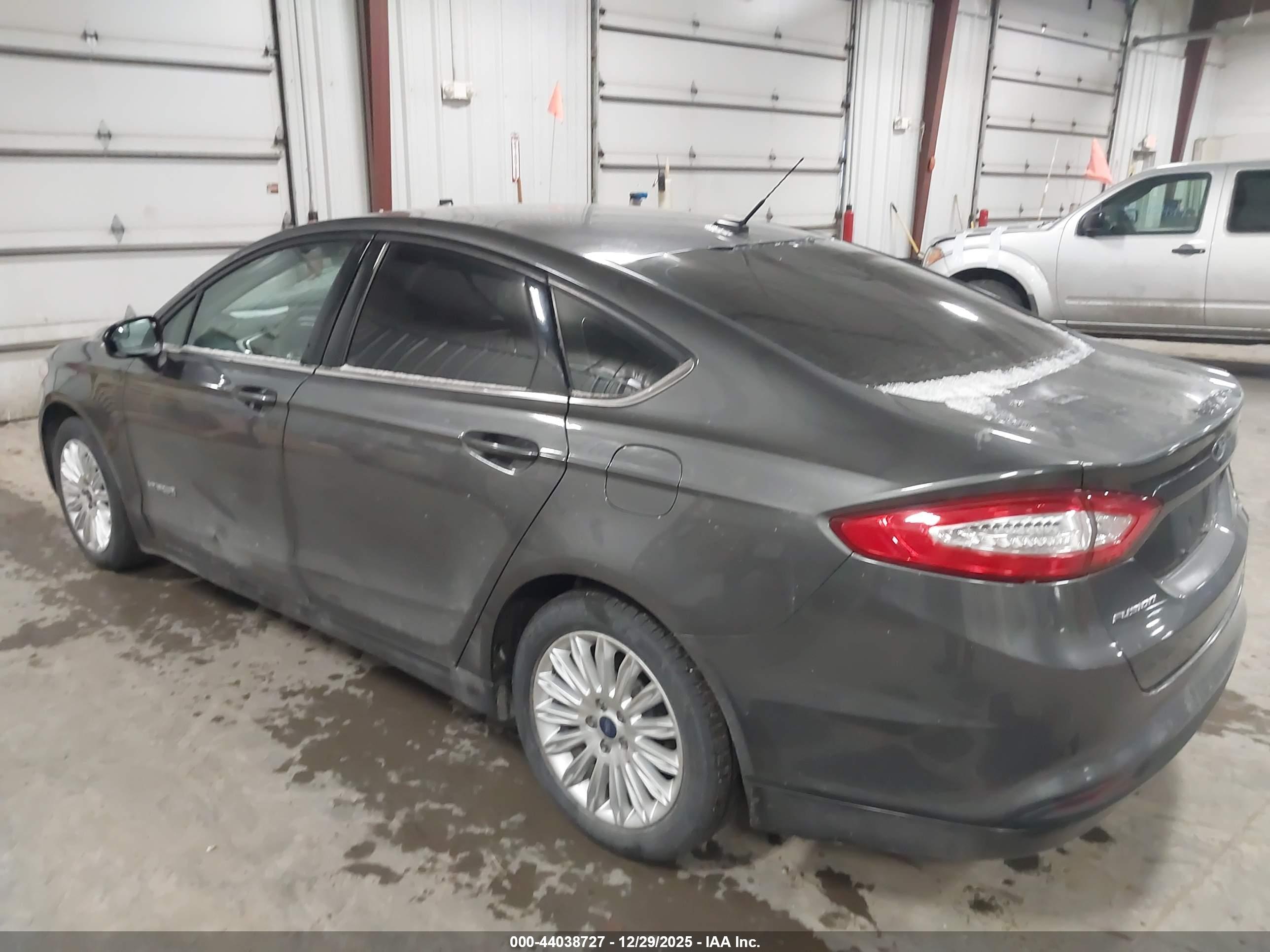 FORD FUSION image 3