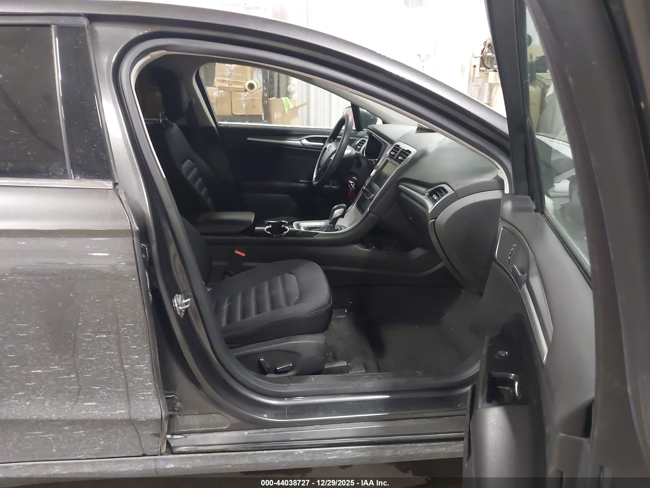 FORD FUSION image 5