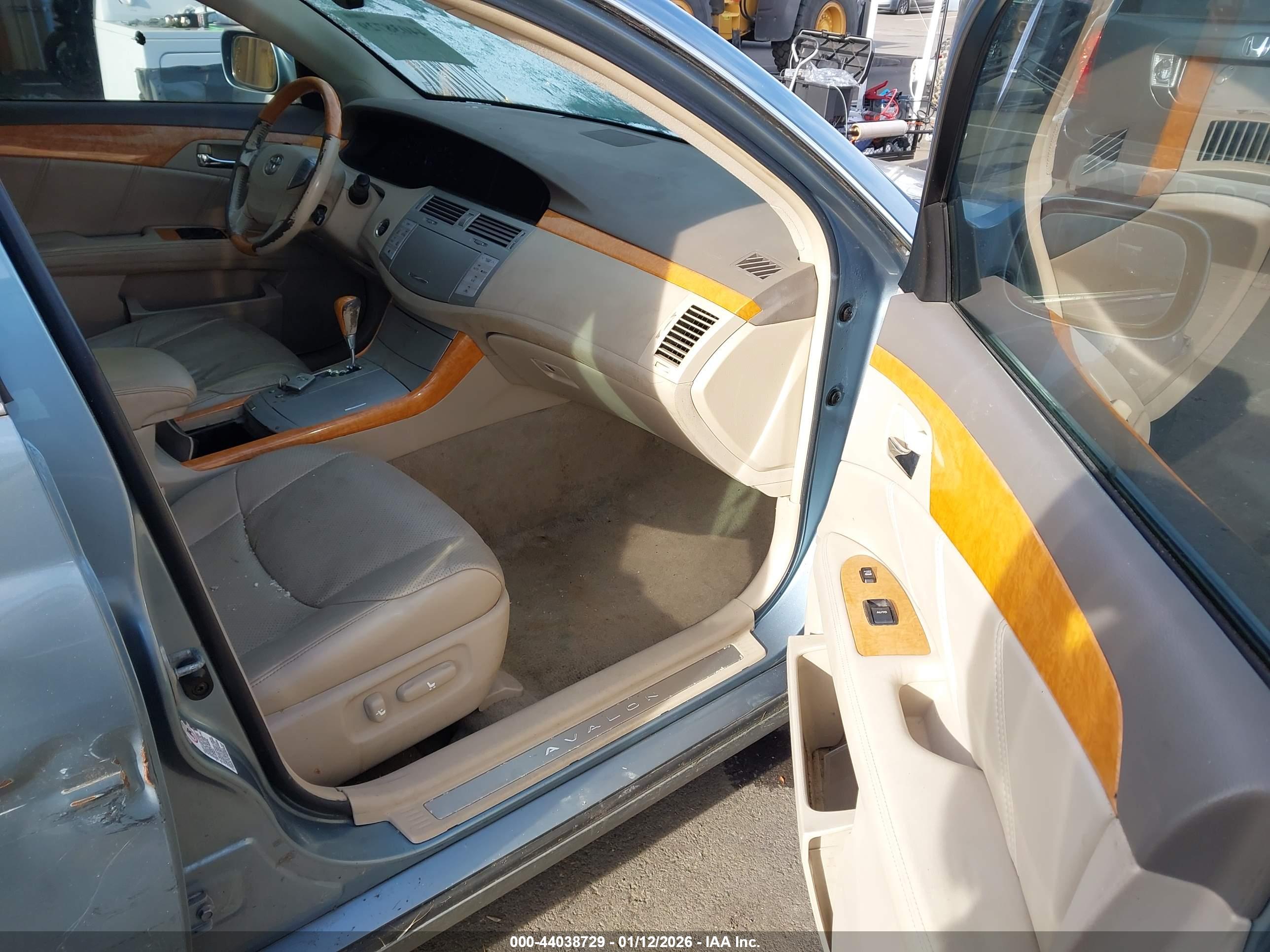 TOYOTA AVALON image 5