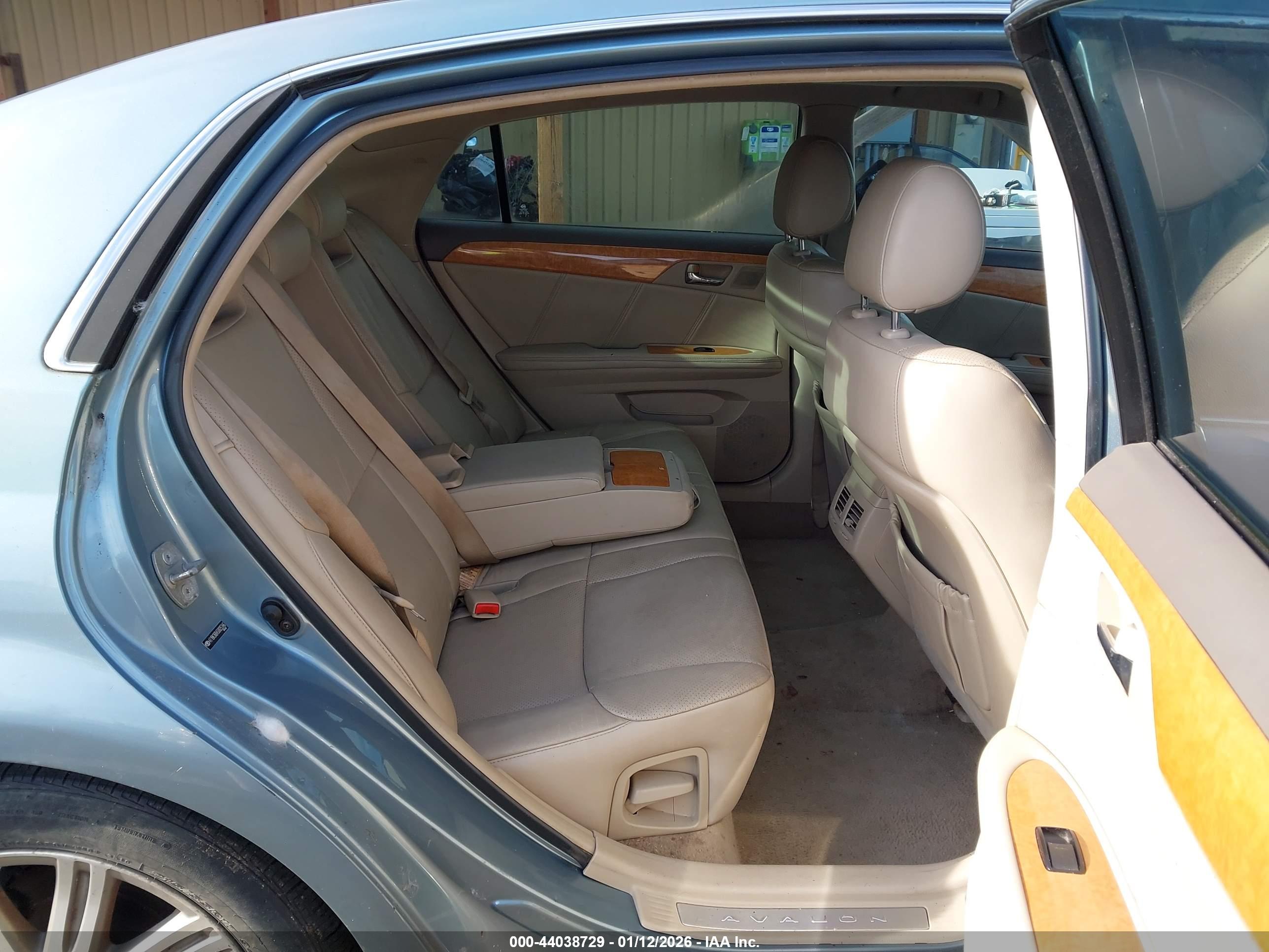 TOYOTA AVALON image 8