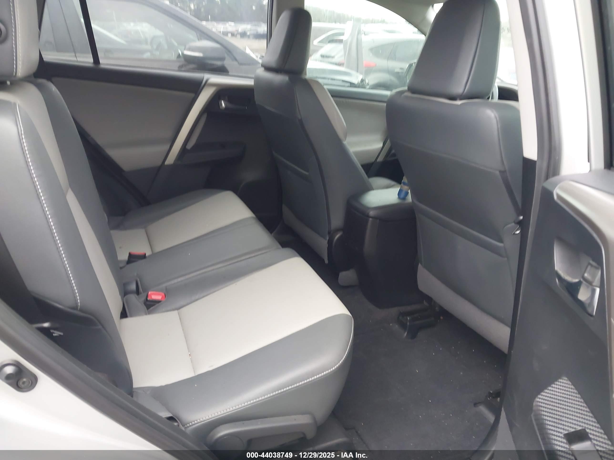 TOYOTA RAV4 image 8