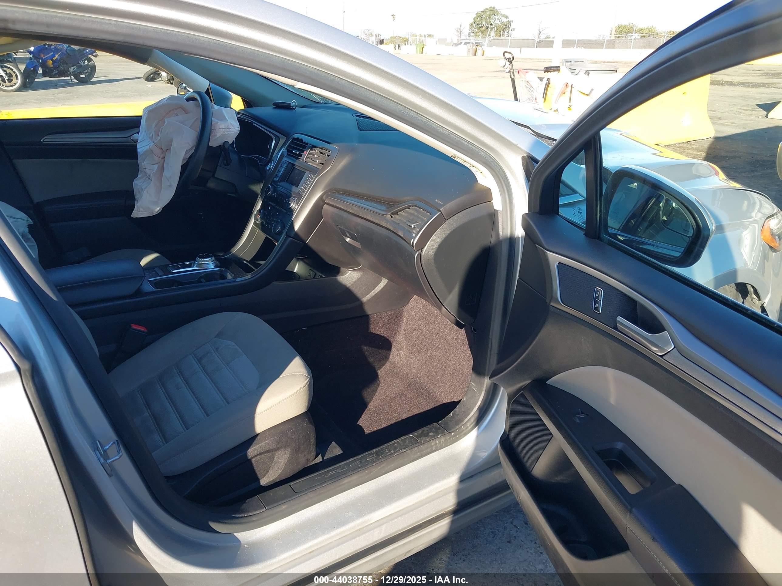 FORD FUSION image 5