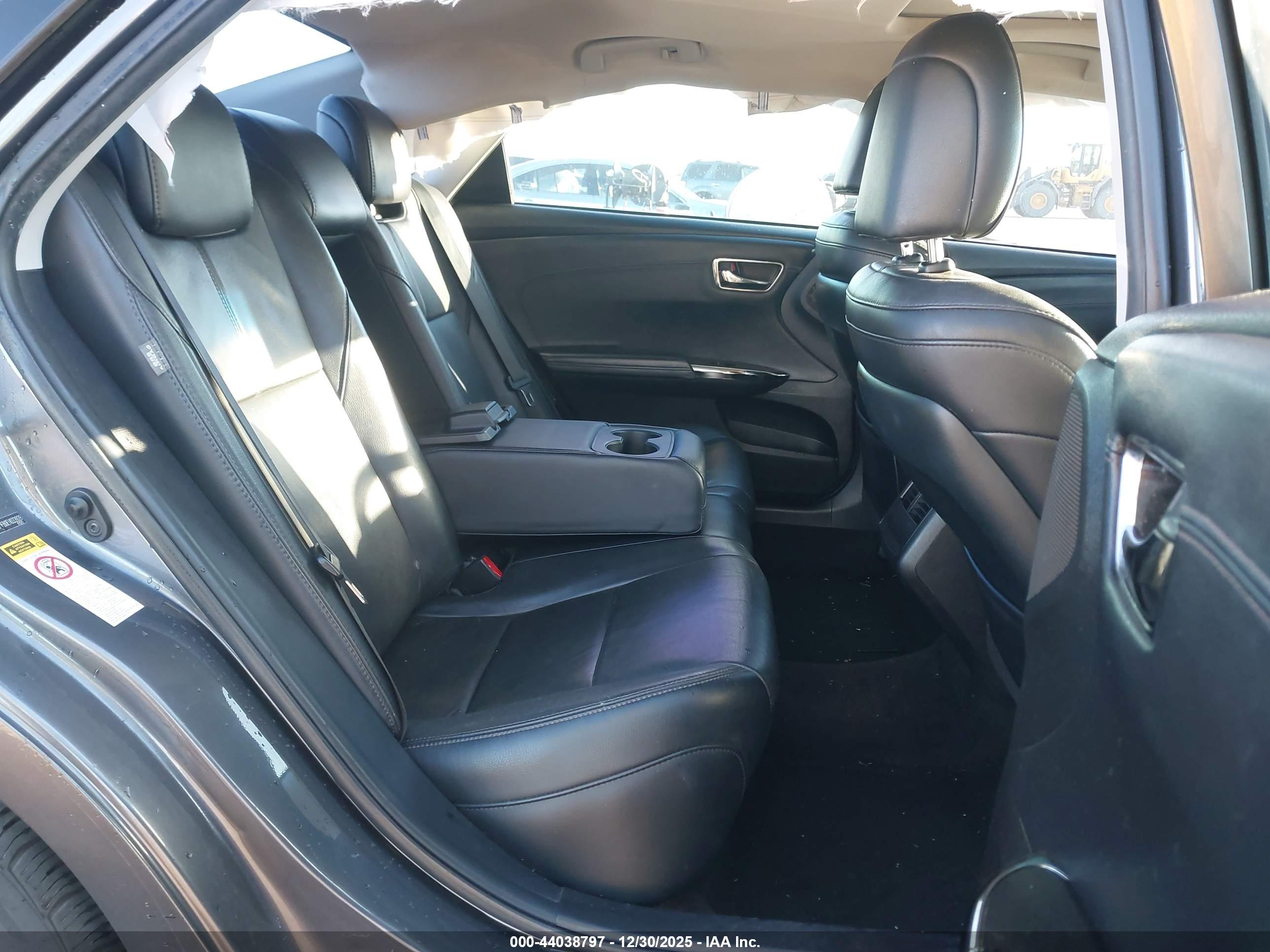 TOYOTA AVALON image 8