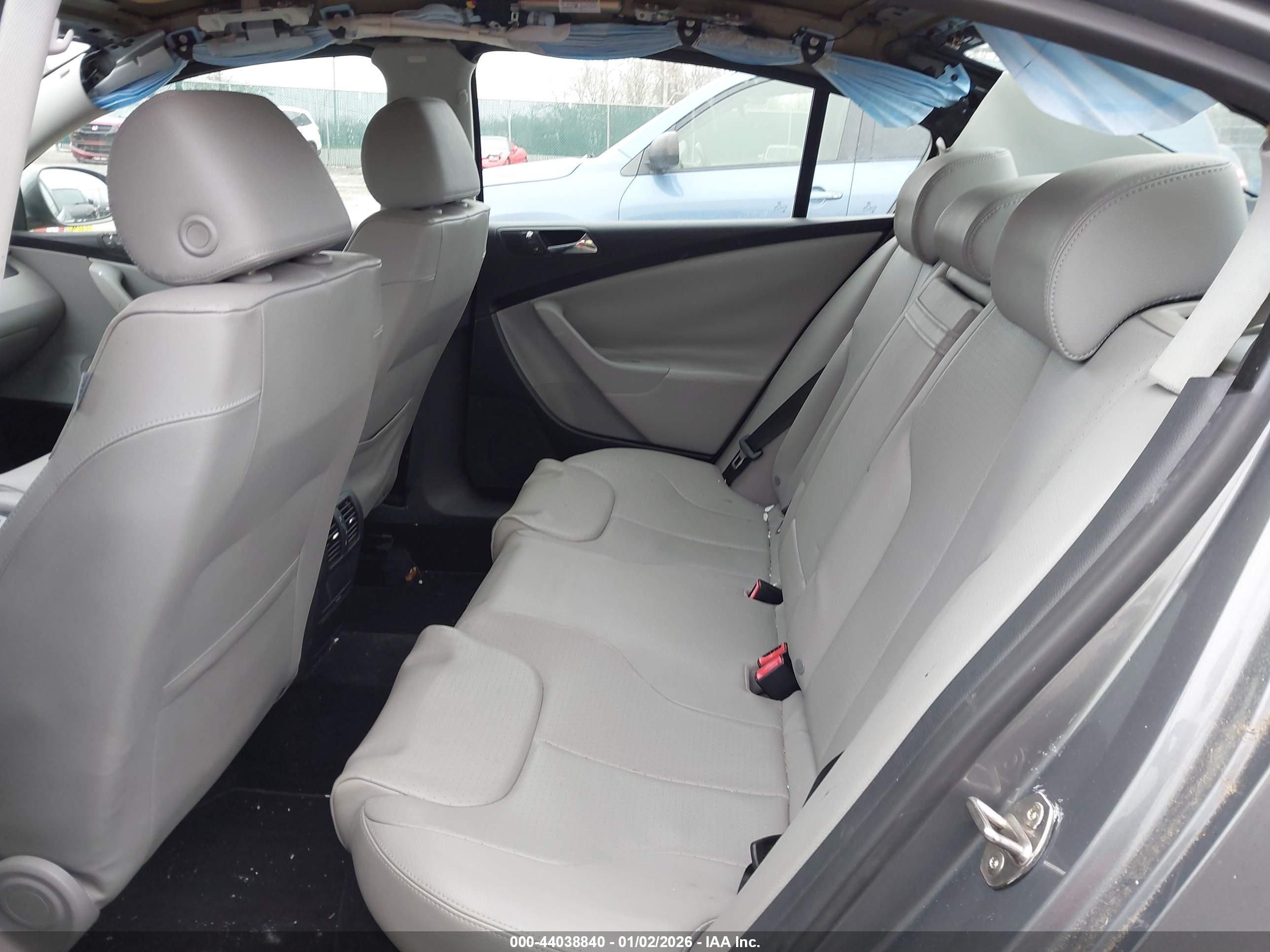 VOLKSWAGEN PASSAT image 8