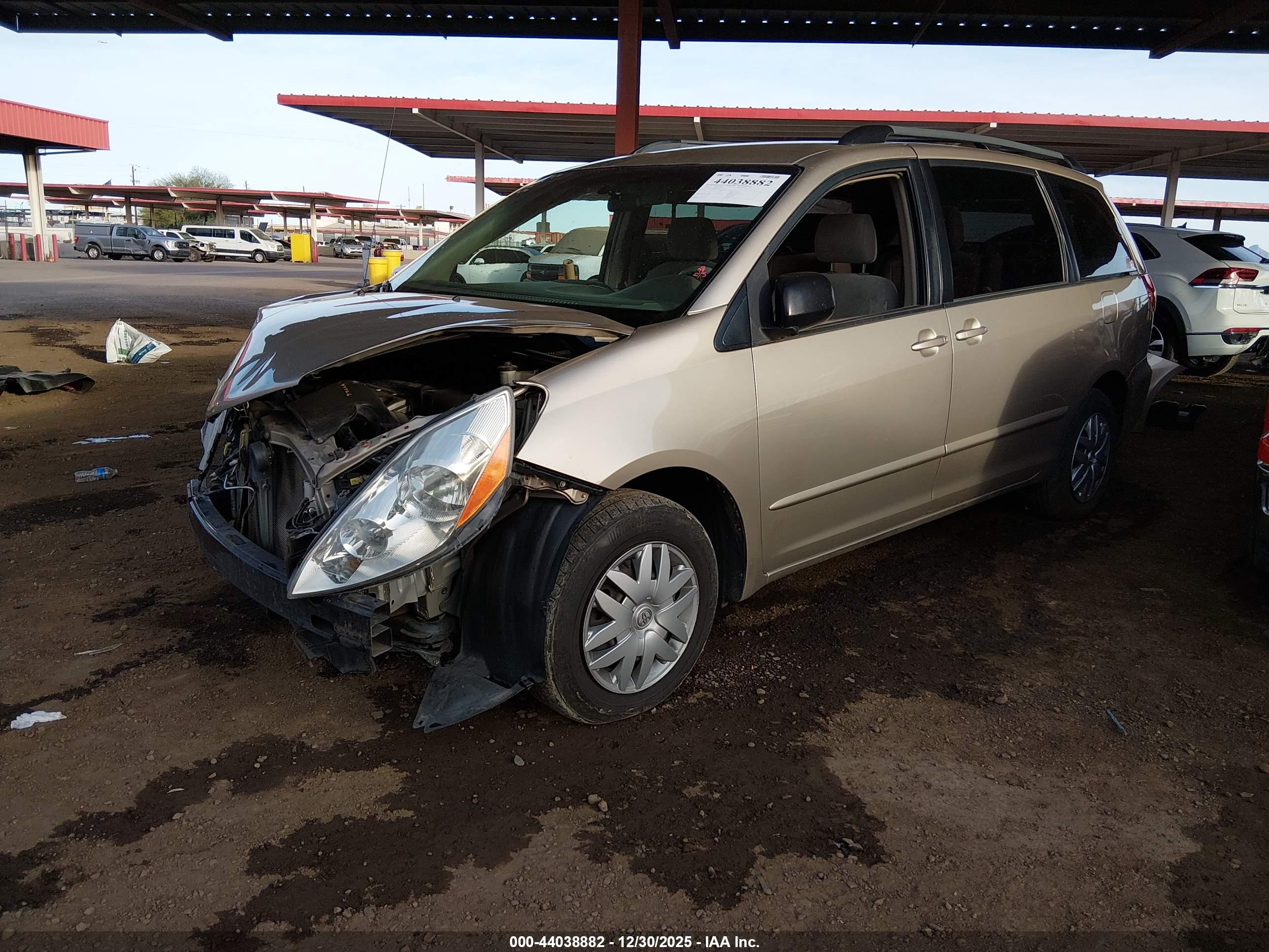 TOYOTA SIENNA image 2