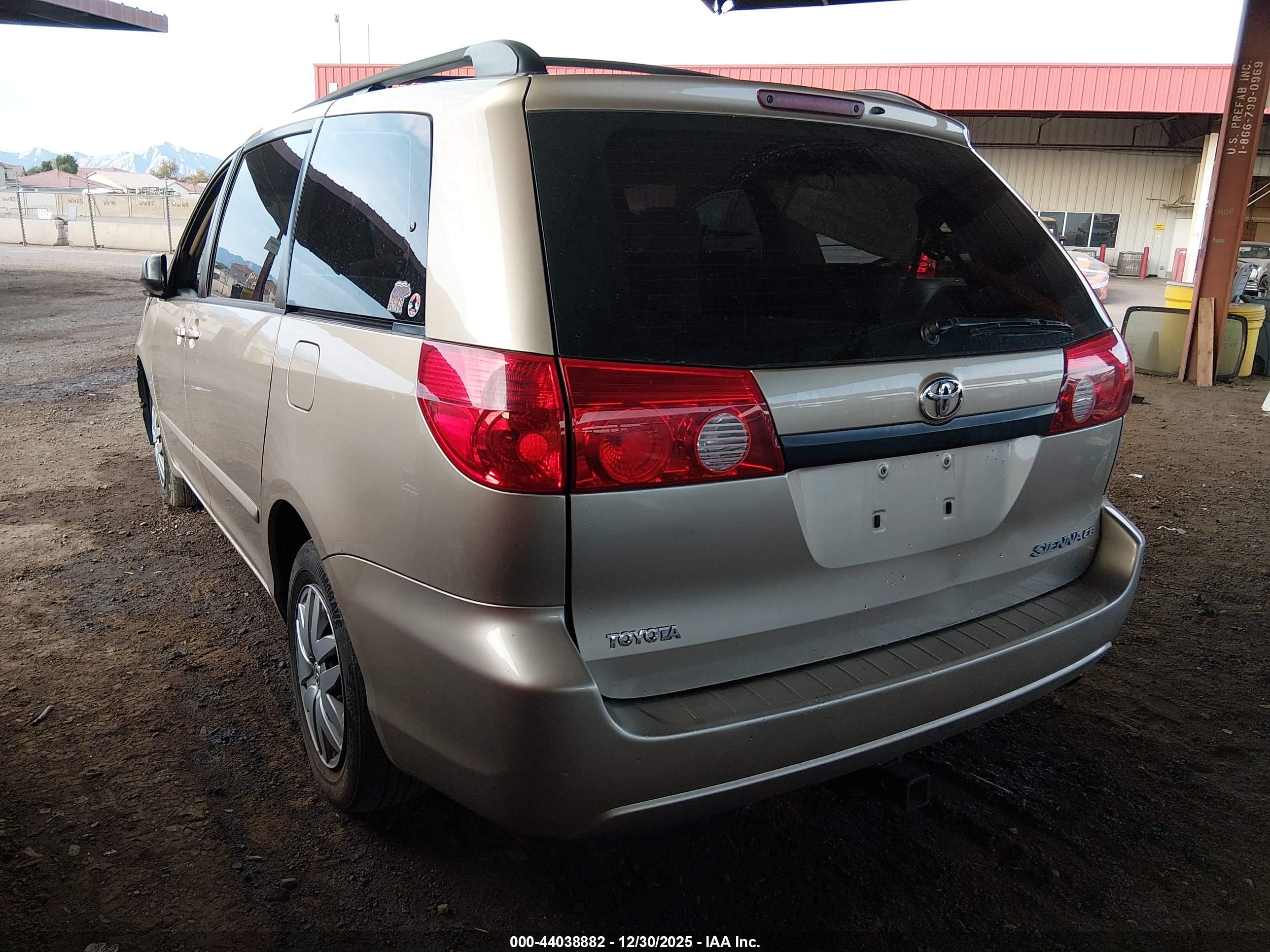 TOYOTA SIENNA image 3