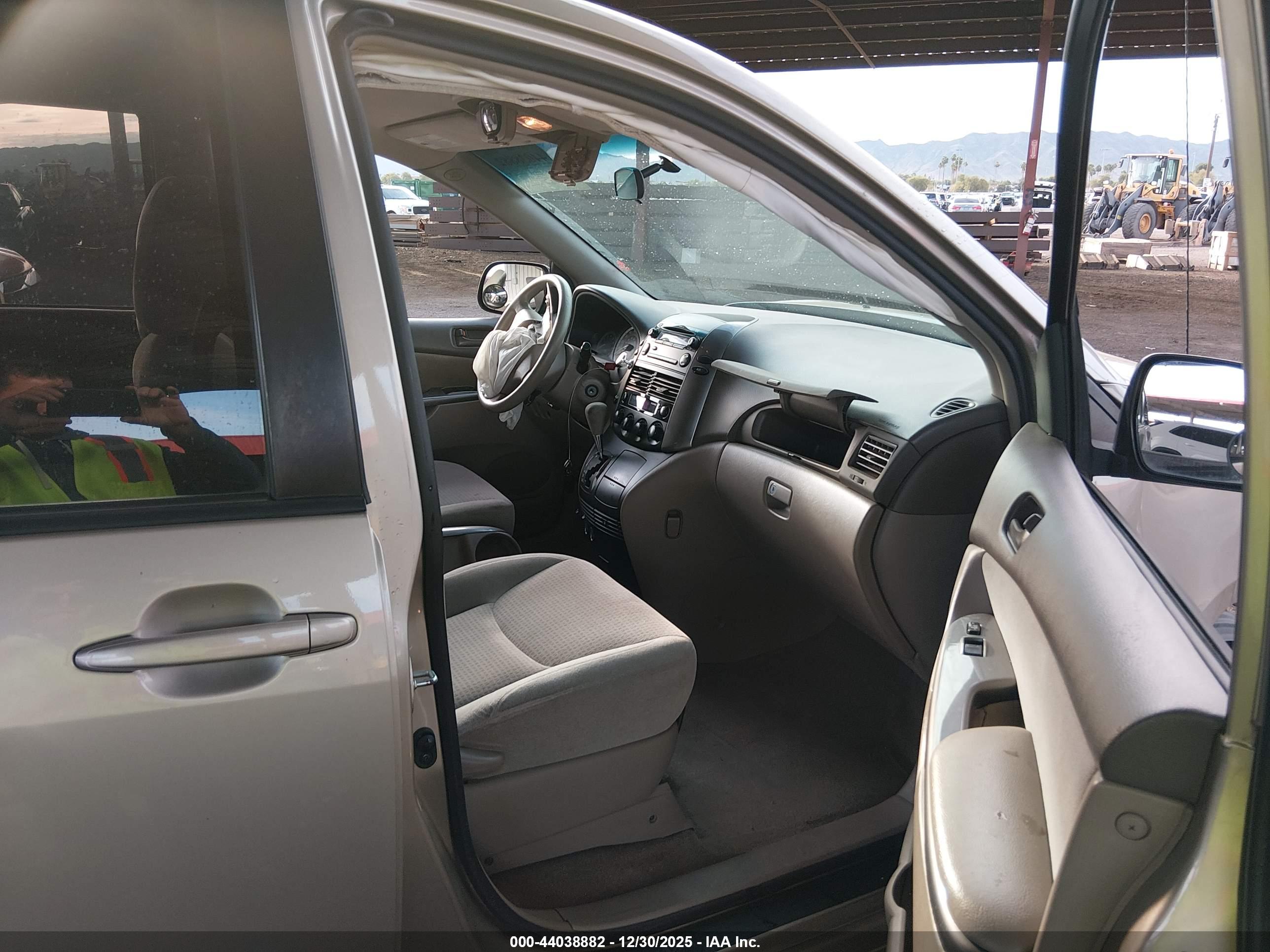 TOYOTA SIENNA image 5