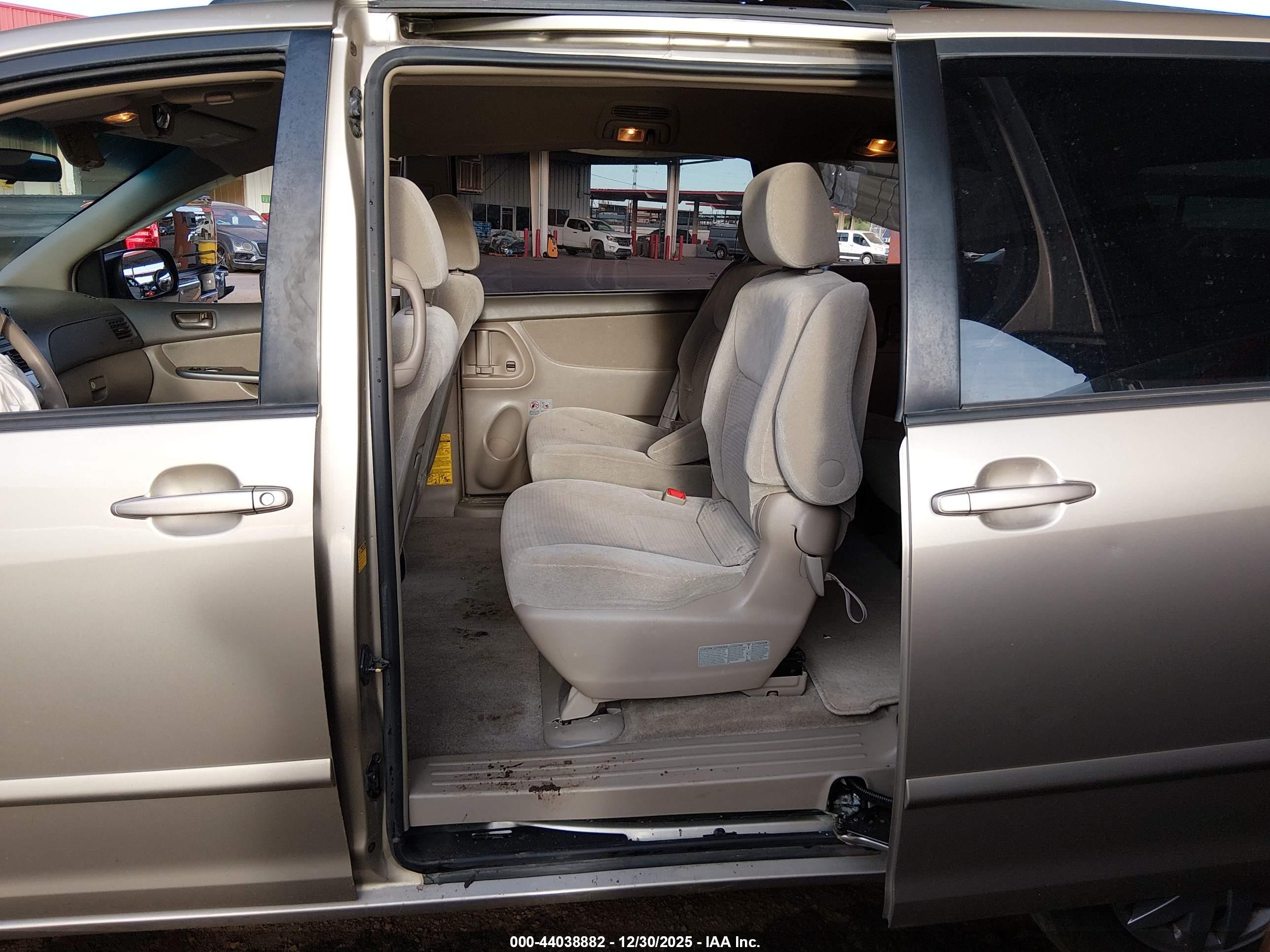 TOYOTA SIENNA image 8