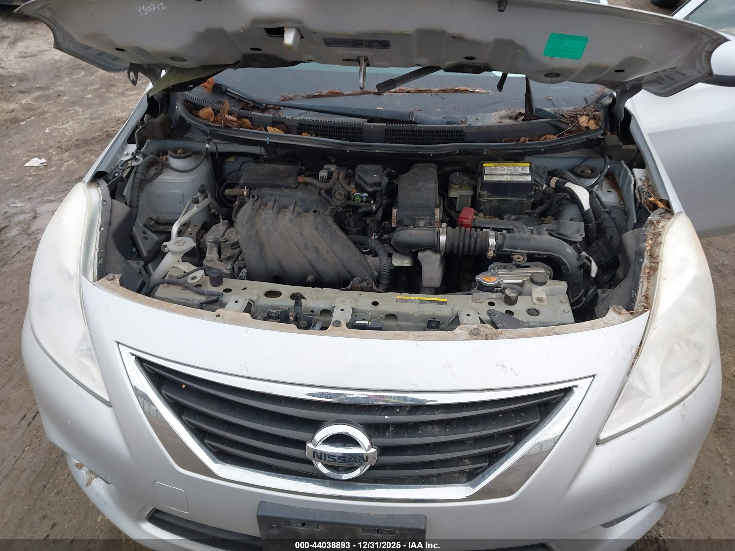 NISSAN VERSA image 10