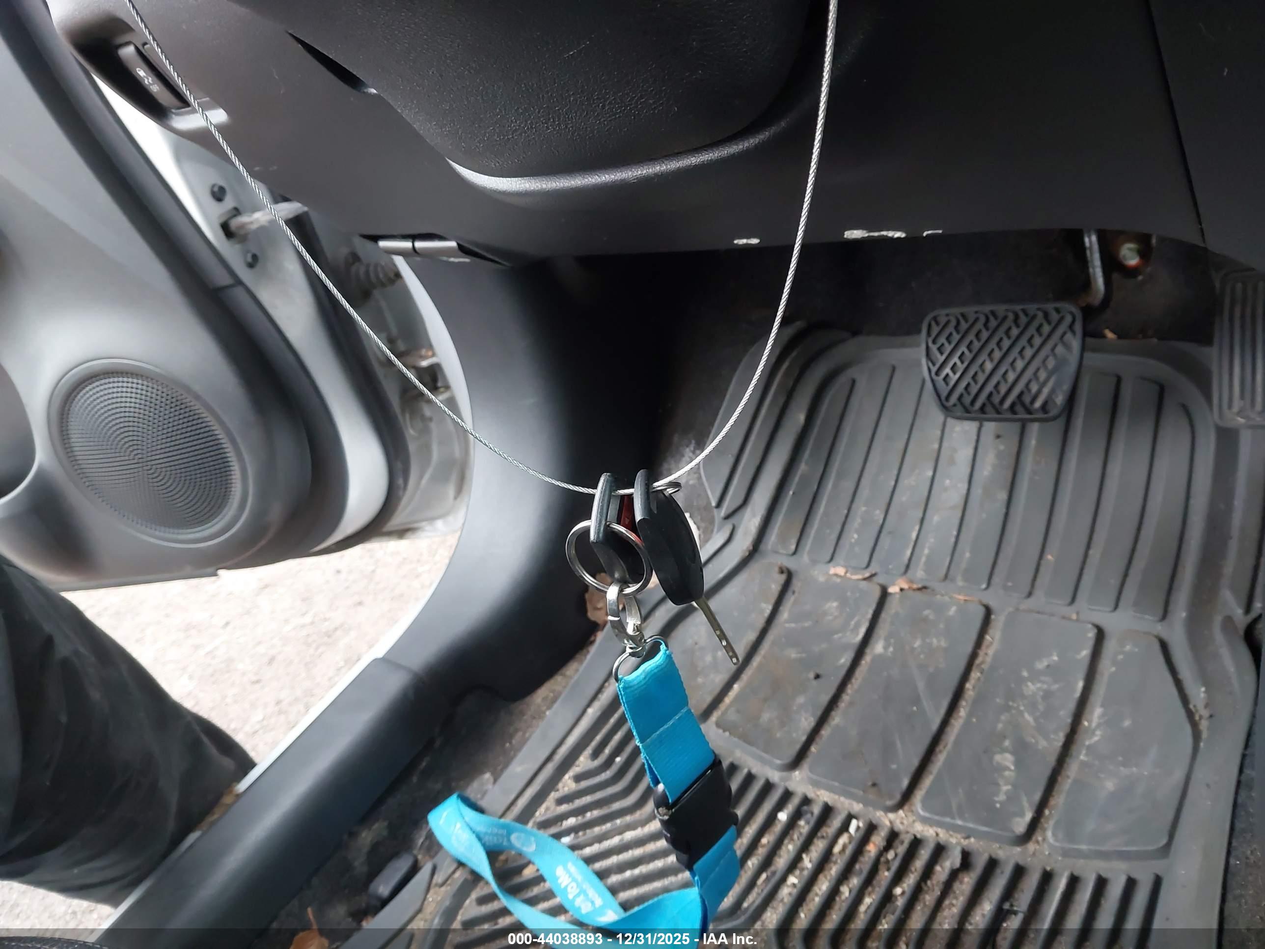 NISSAN VERSA image 11