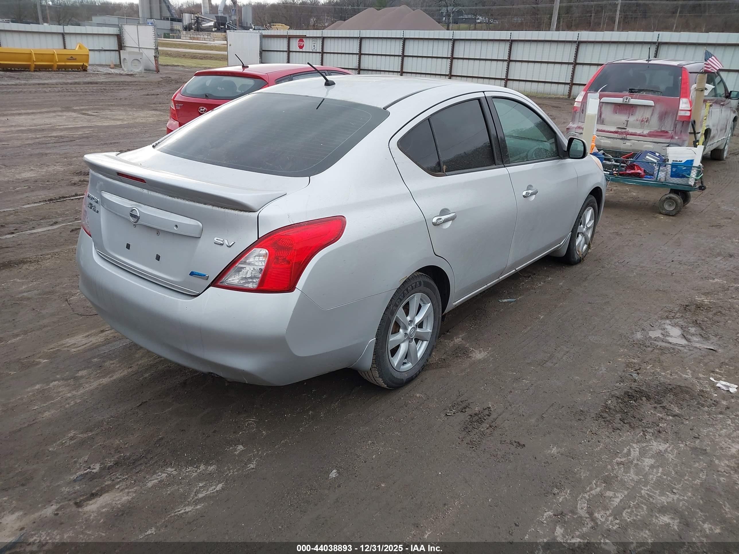 NISSAN VERSA image 4