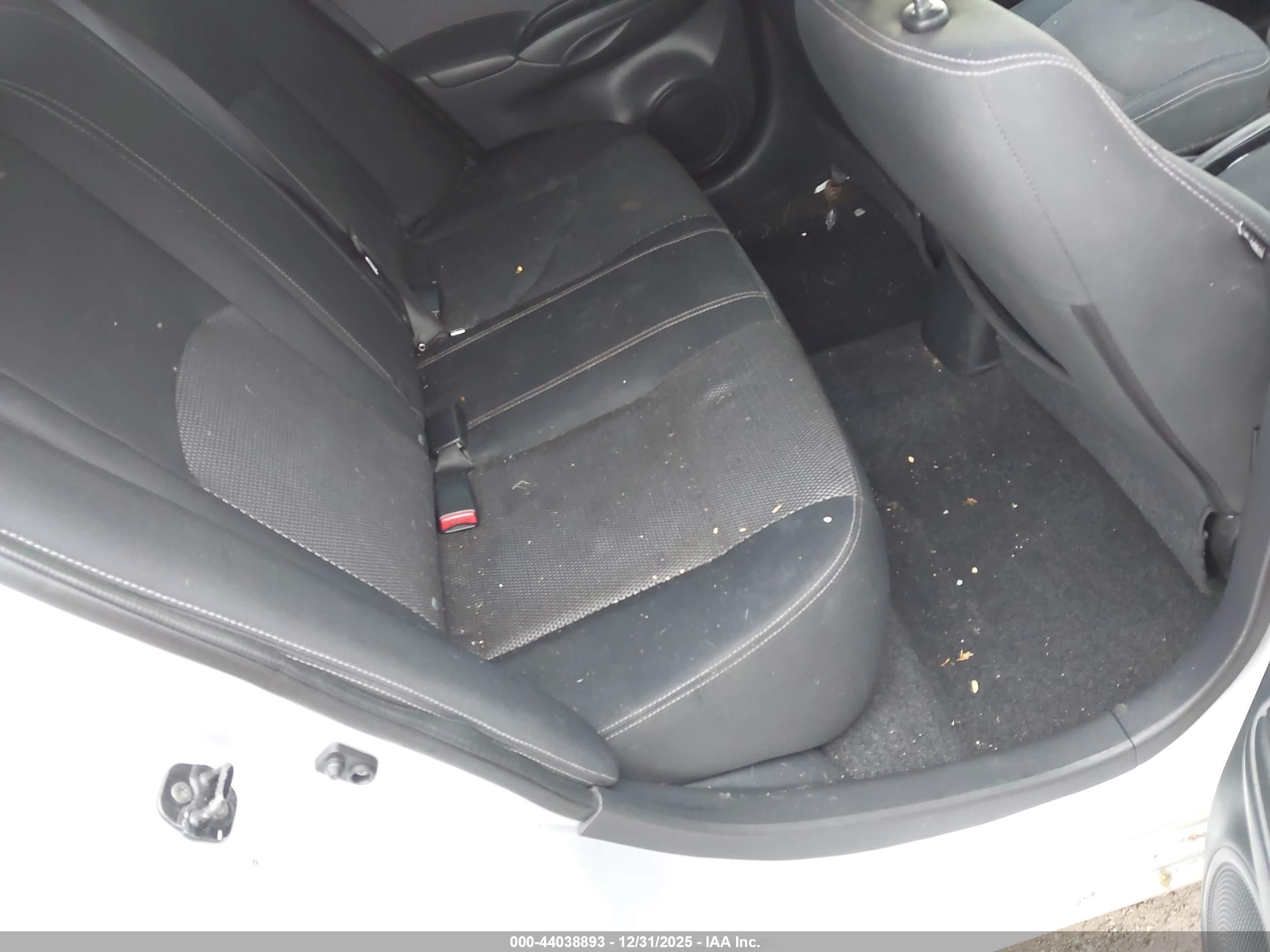 NISSAN VERSA image 8
