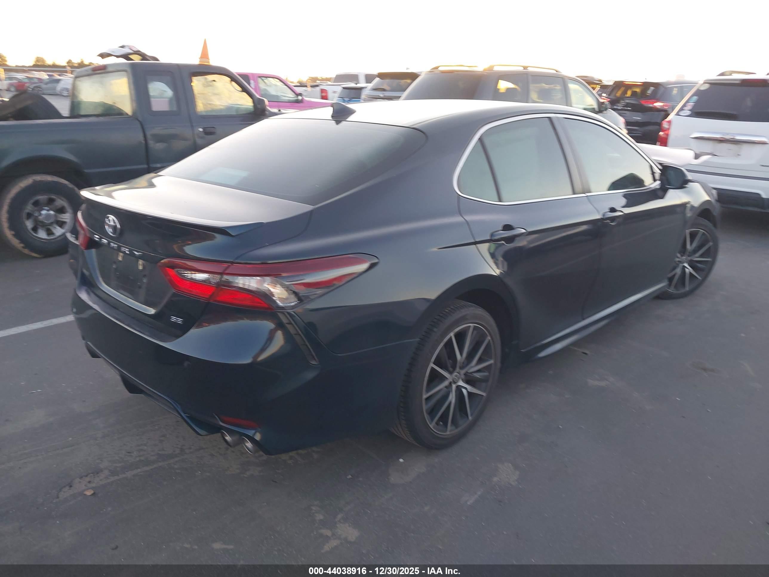 TOYOTA CAMRY image 4
