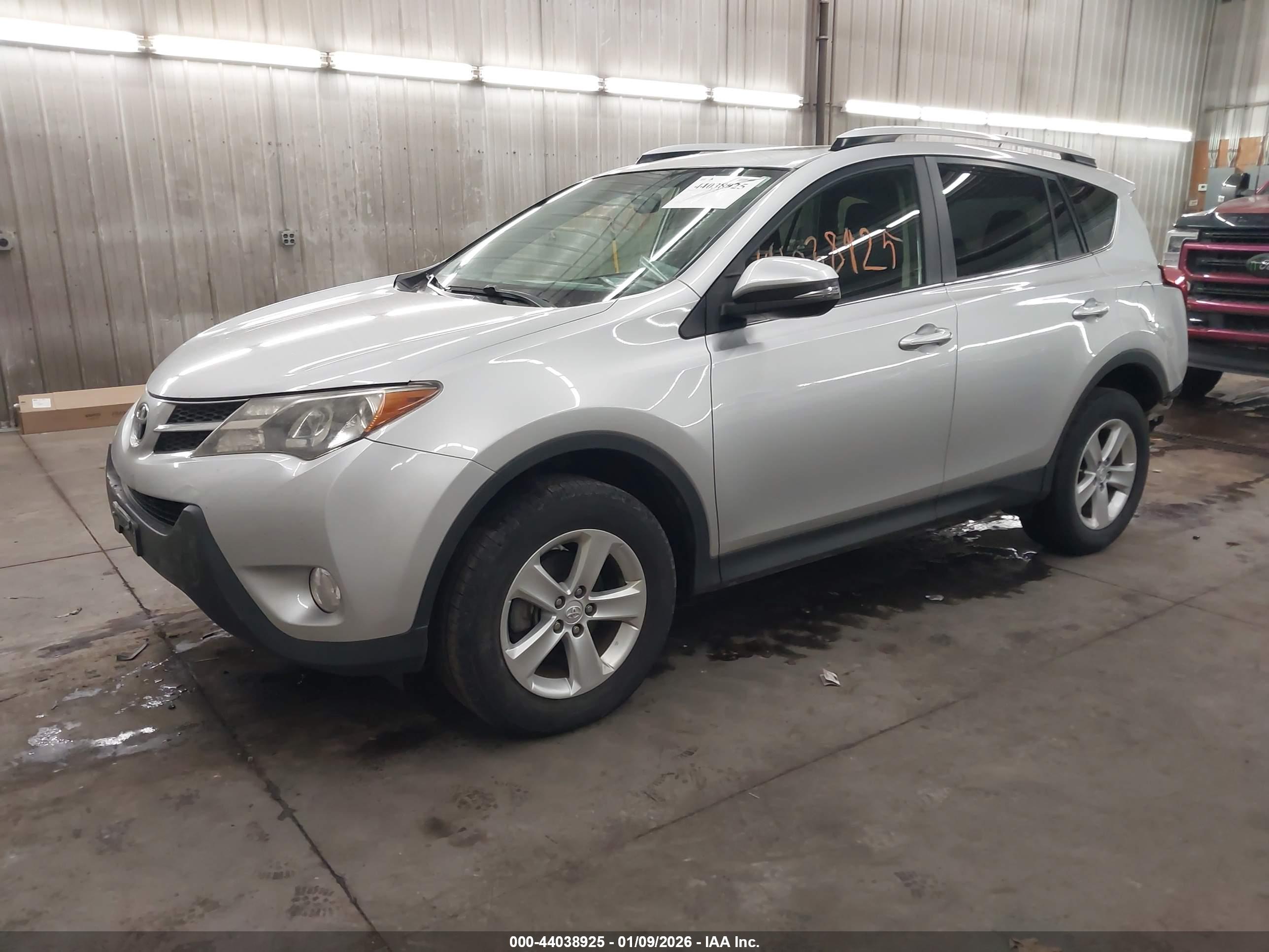 TOYOTA RAV4 image 2