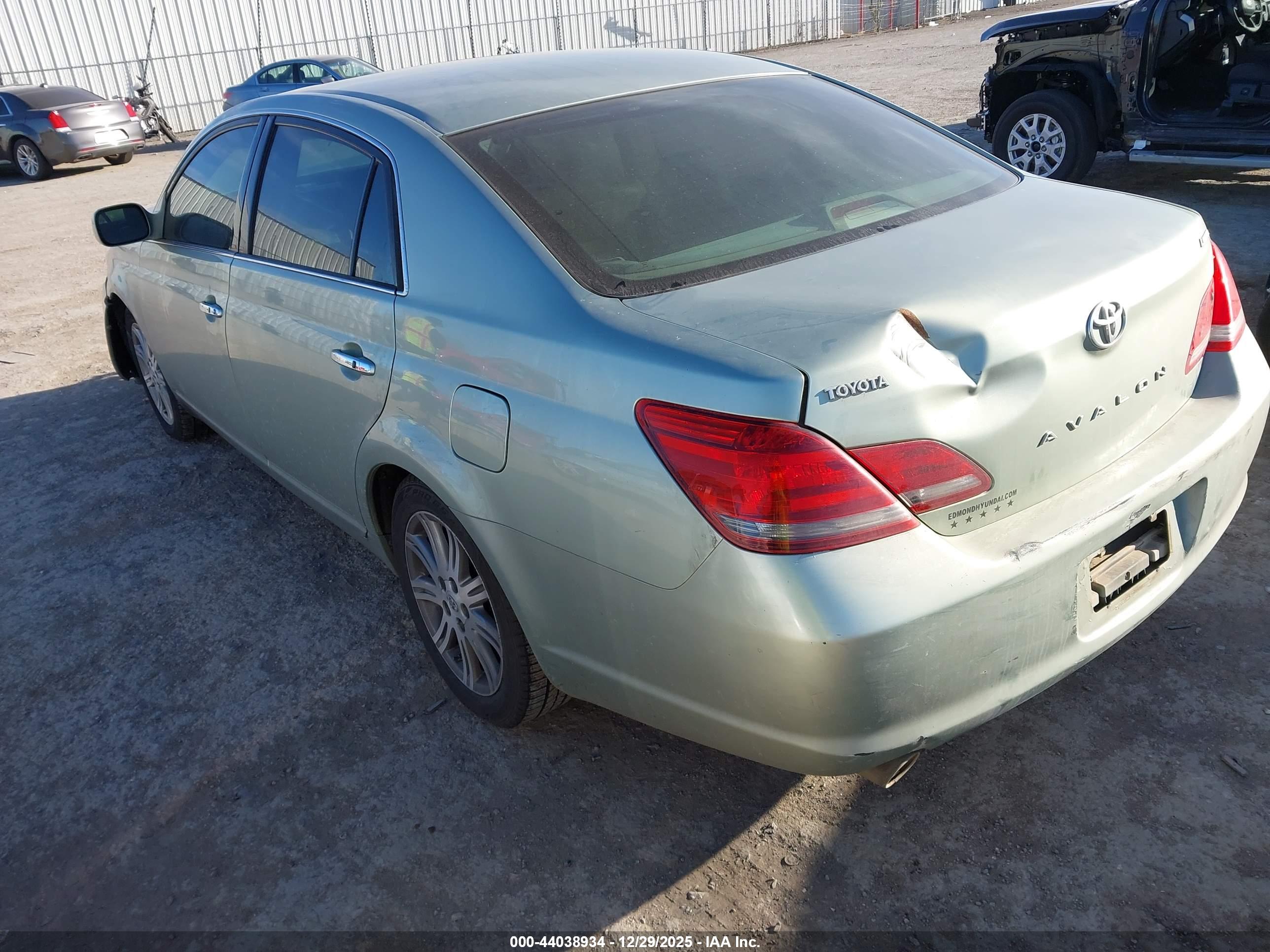 TOYOTA AVALON image 3