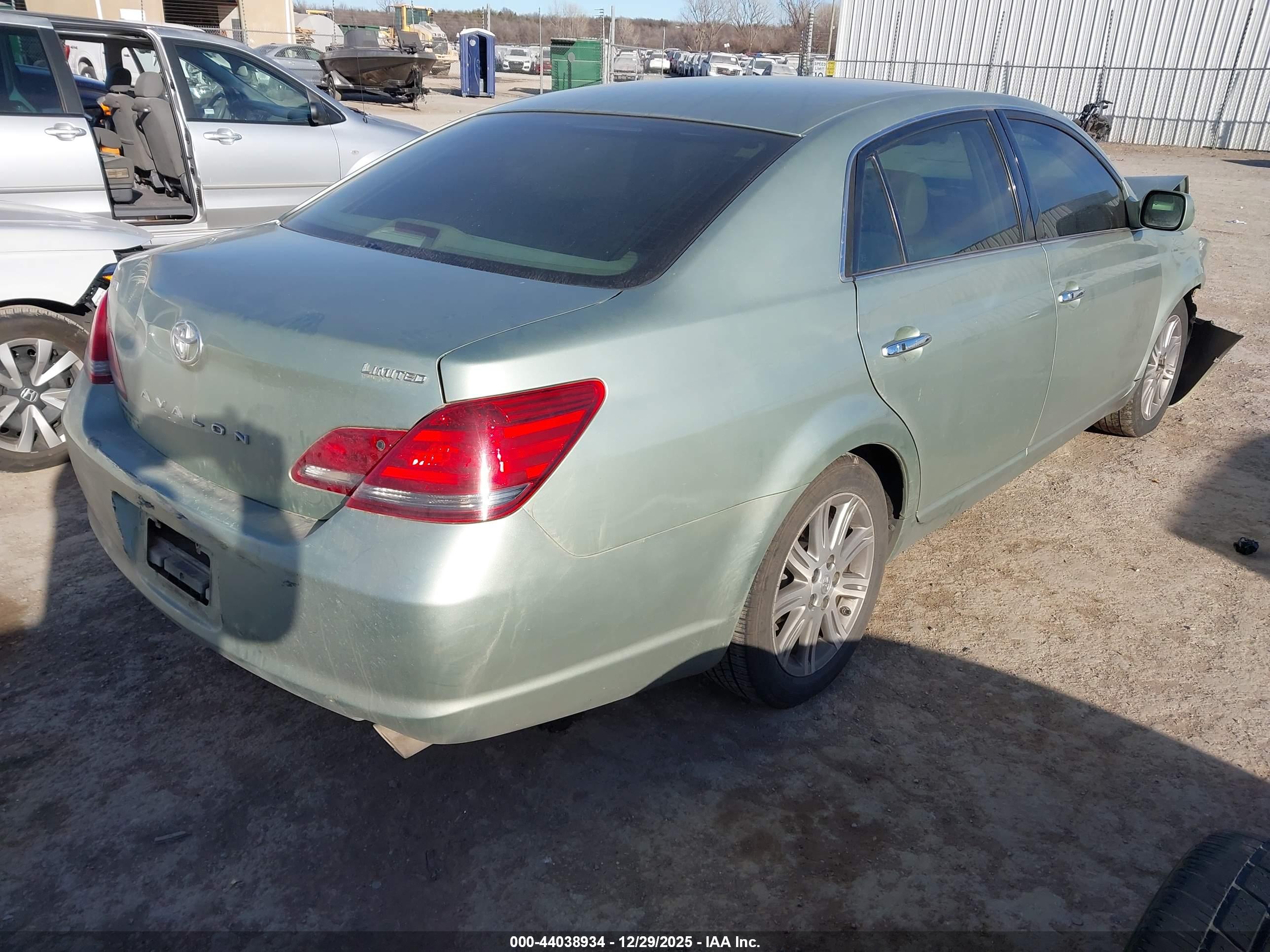 TOYOTA AVALON image 4