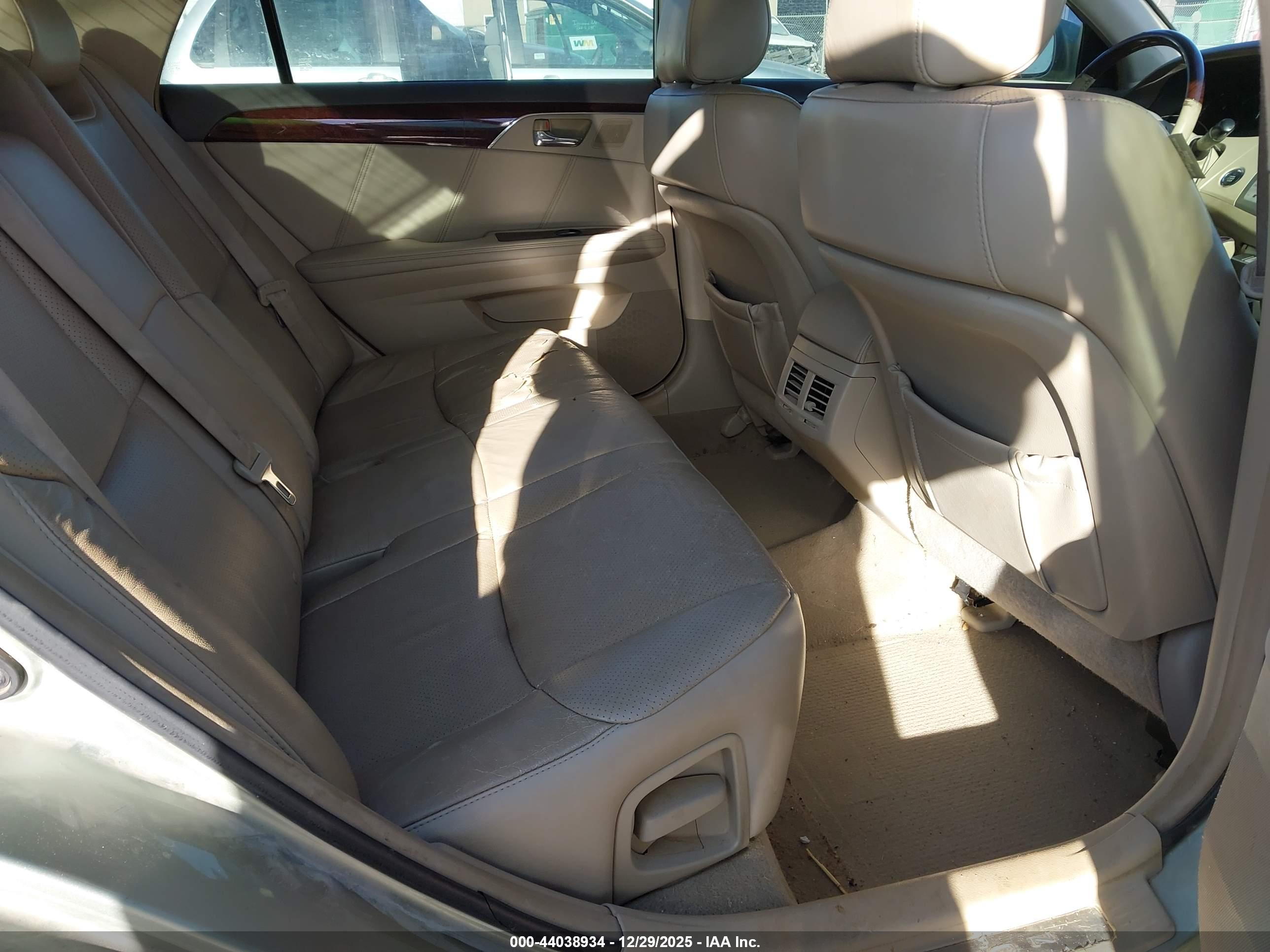 TOYOTA AVALON image 8