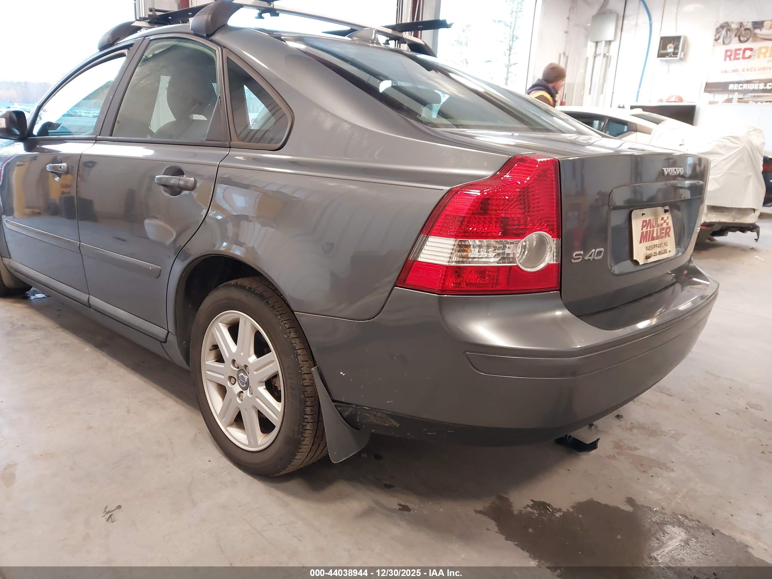 VOLVO S40 image 2