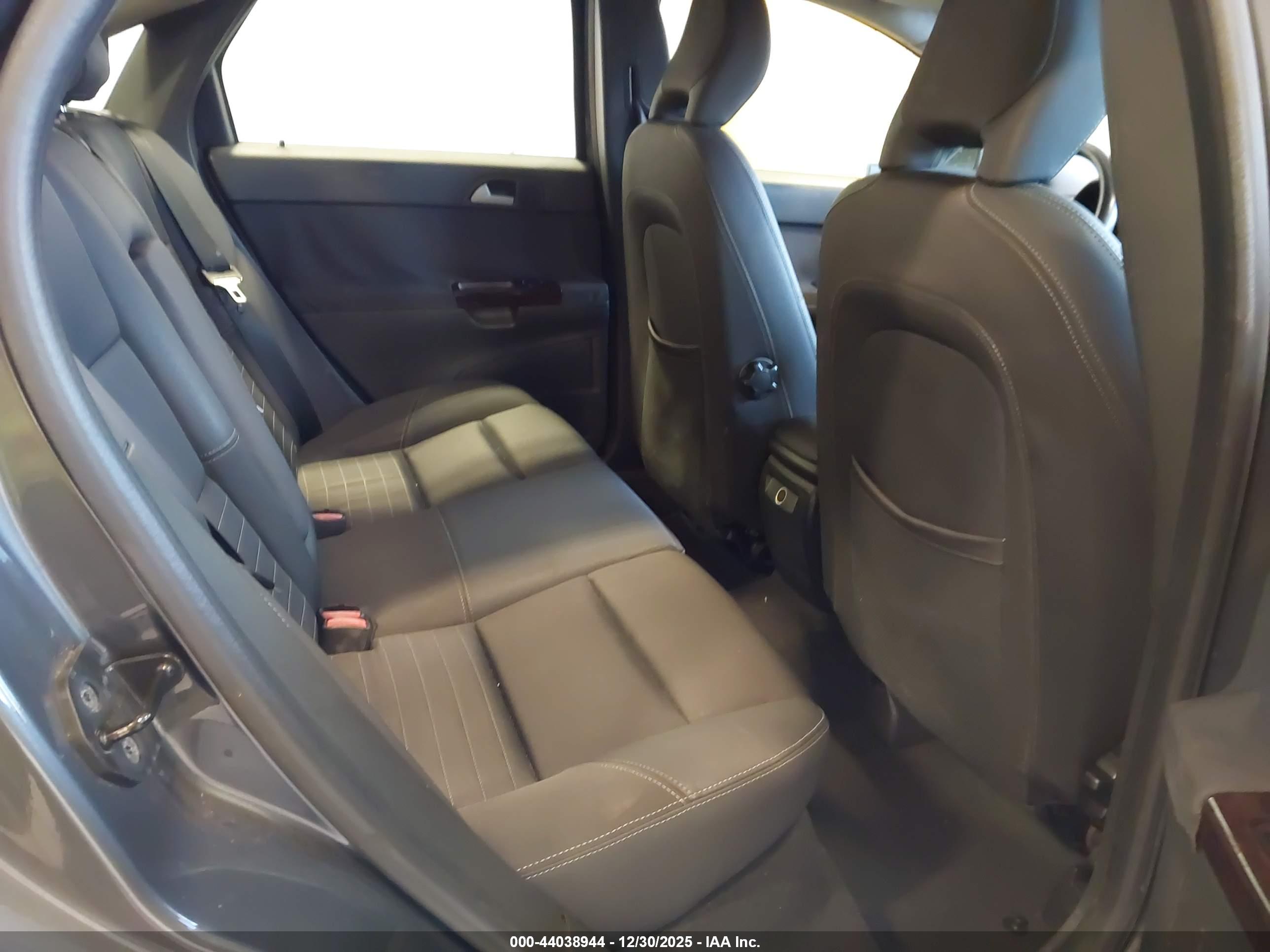 VOLVO S40 image 8