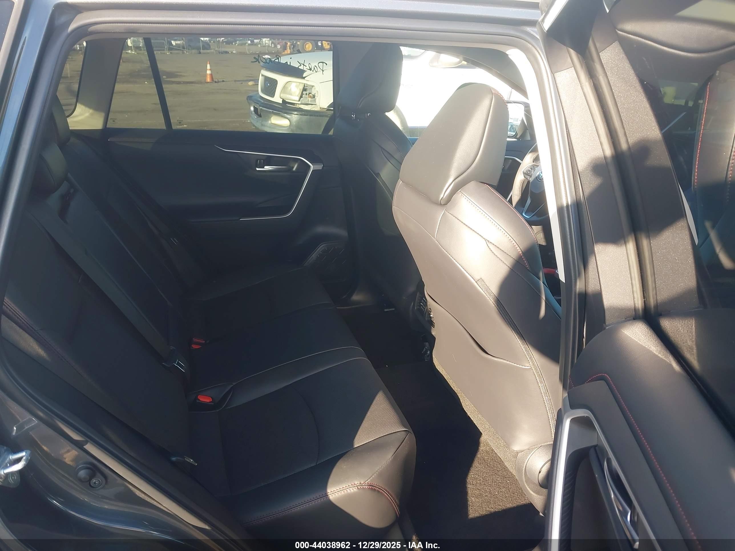 TOYOTA RAV4 image 8