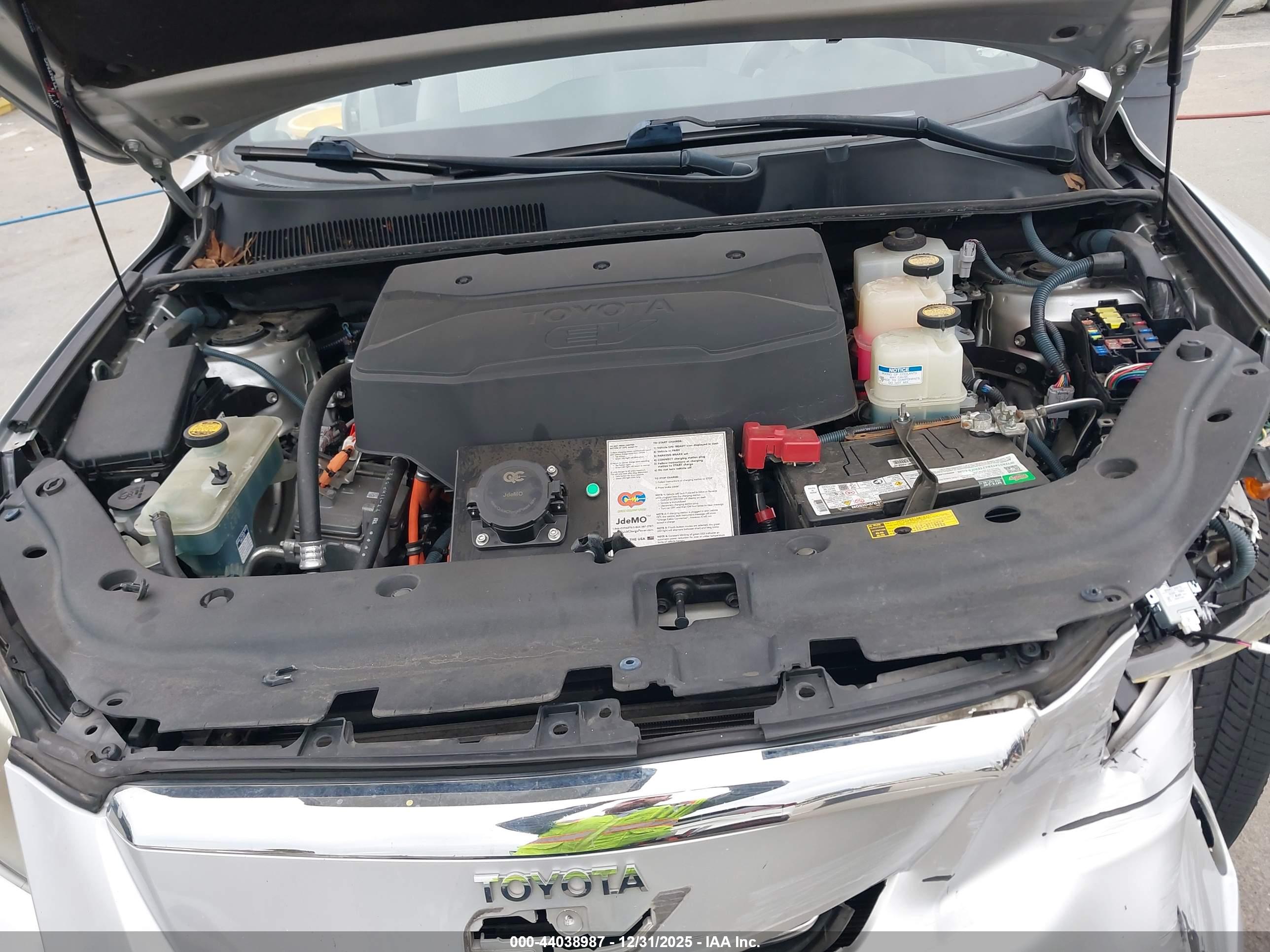 TOYOTA RAV4 image 10