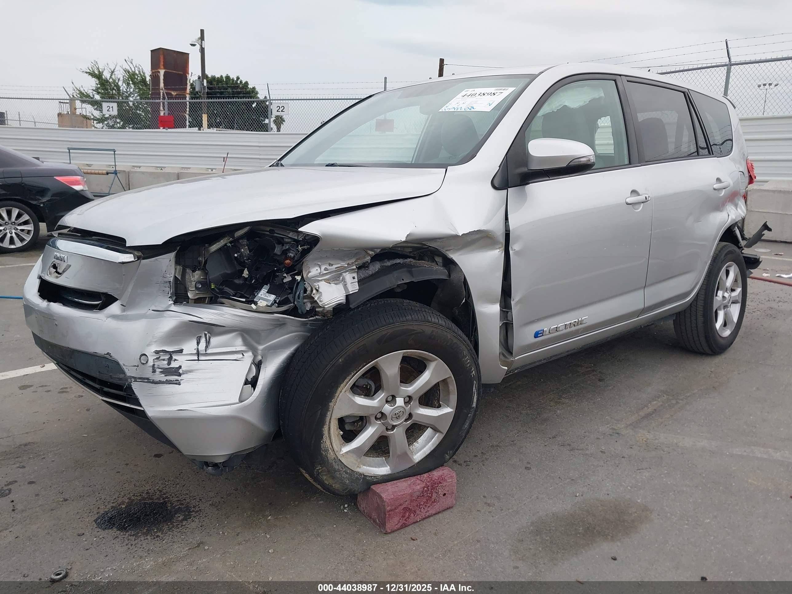 TOYOTA RAV4 image 2