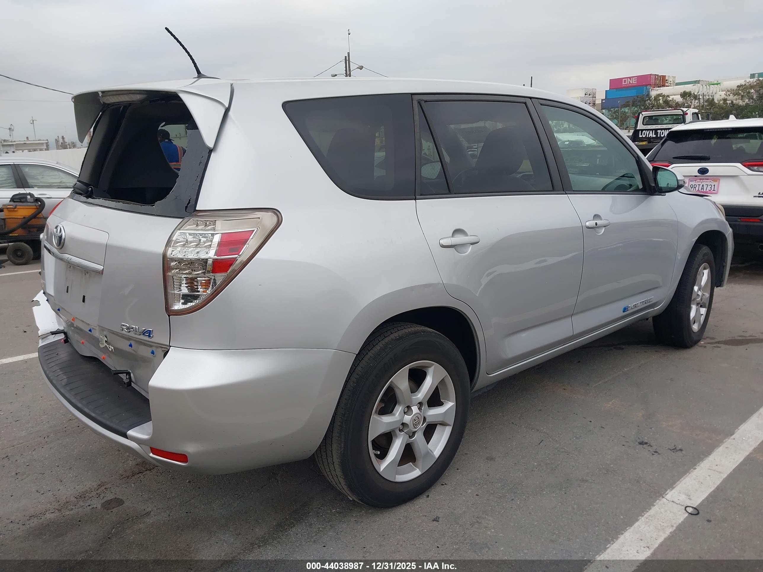 TOYOTA RAV4 image 4