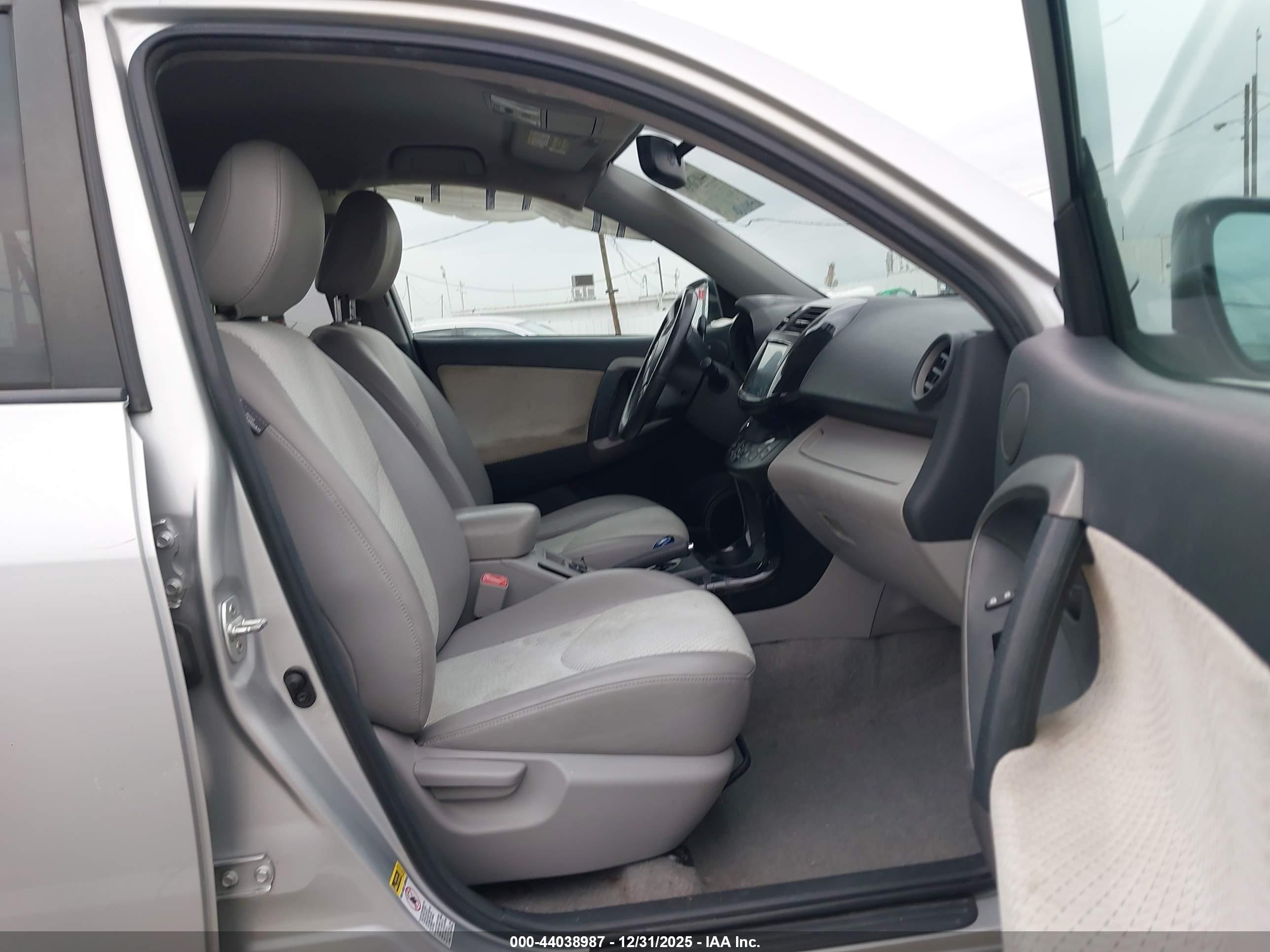 TOYOTA RAV4 image 5