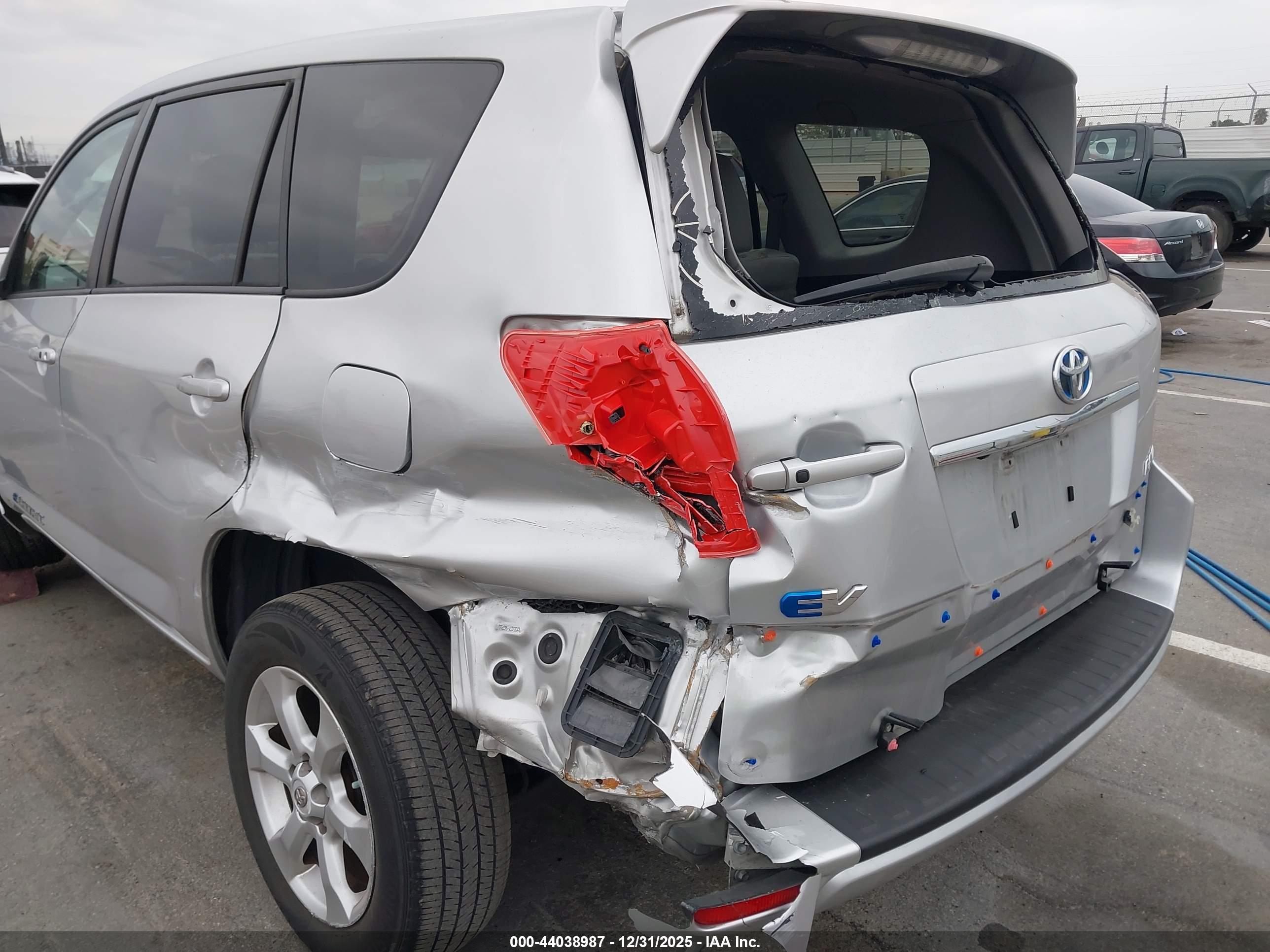 TOYOTA RAV4 image 6