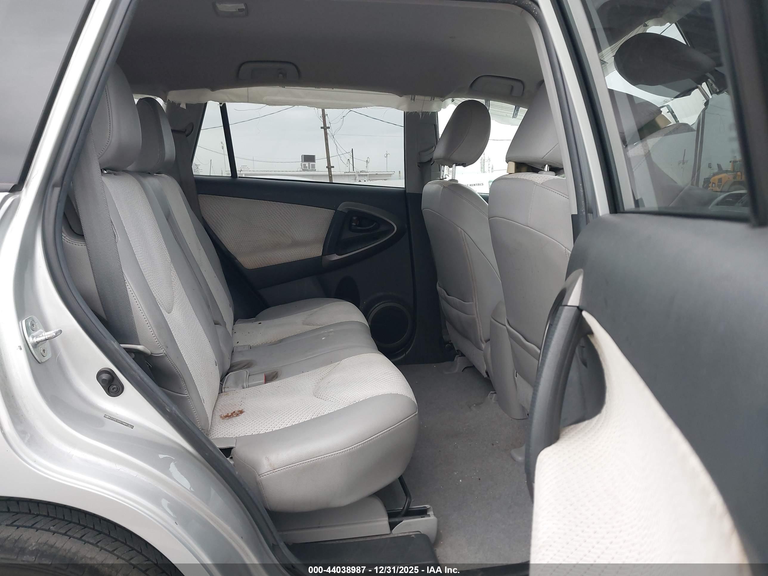 TOYOTA RAV4 image 8