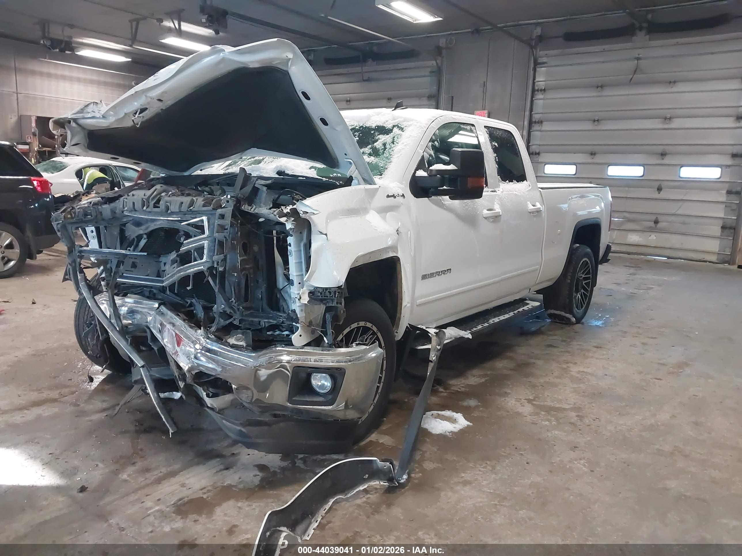 GMC SIERRA image 2