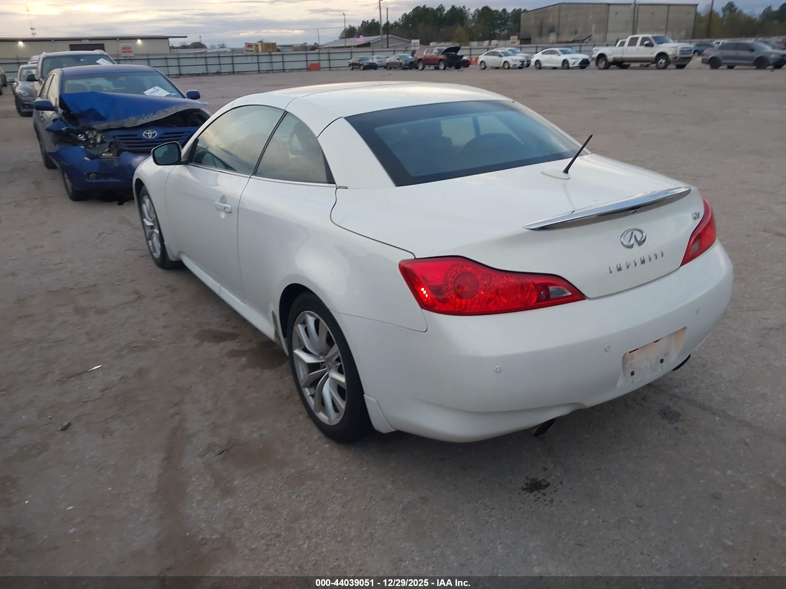 INFINITI G37 image 3