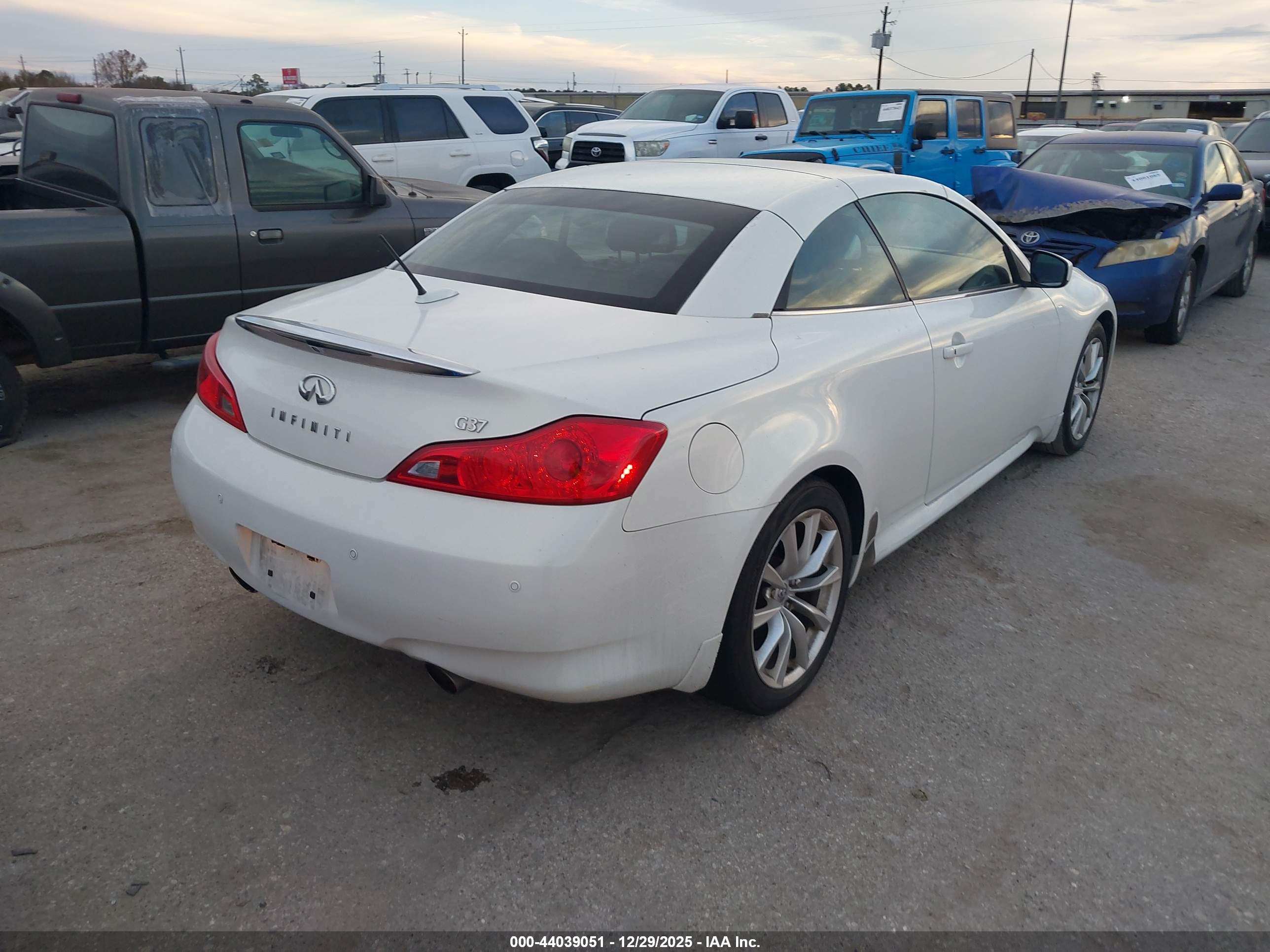 INFINITI G37 image 4