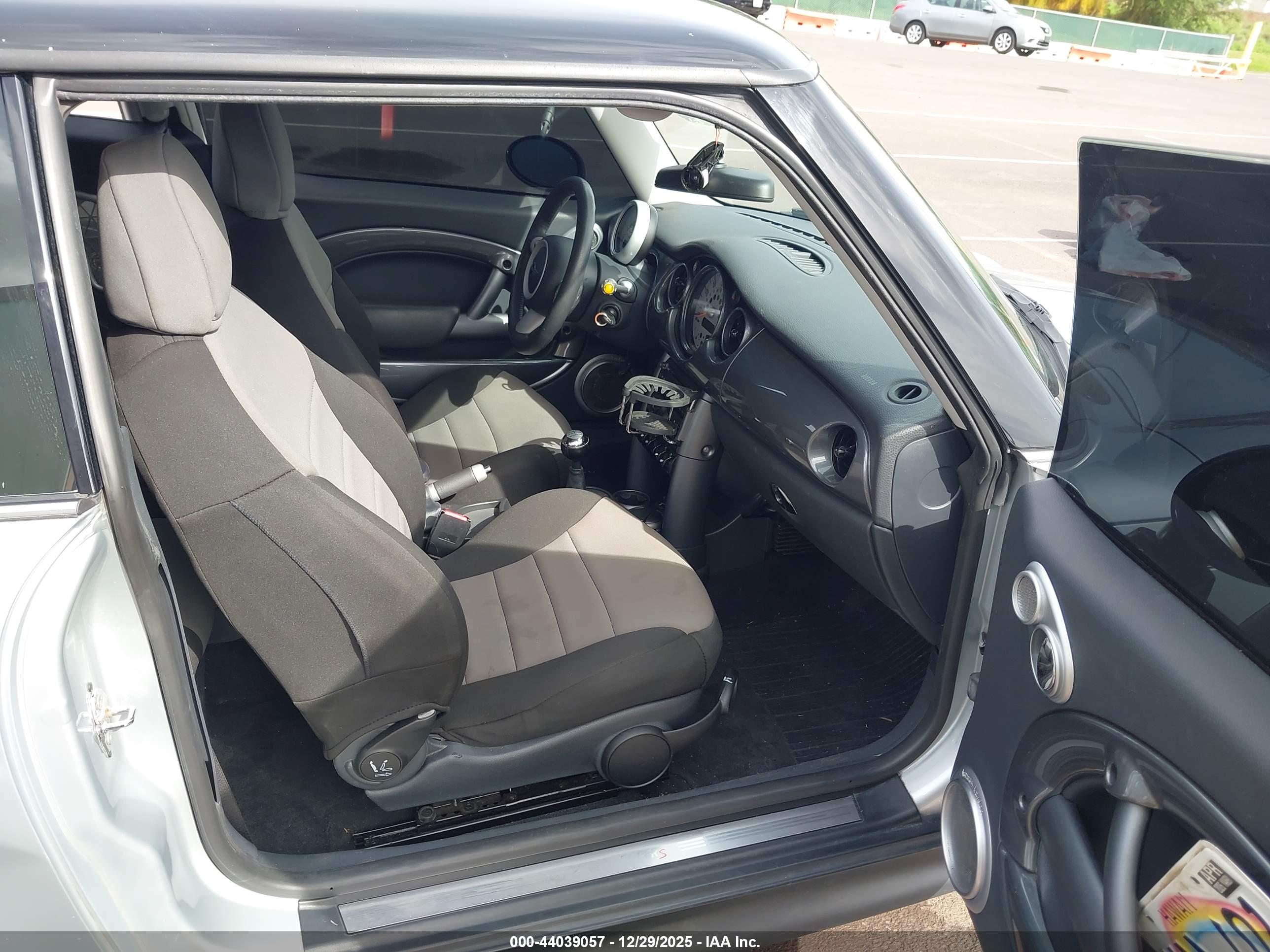MINI COOPER image 5
