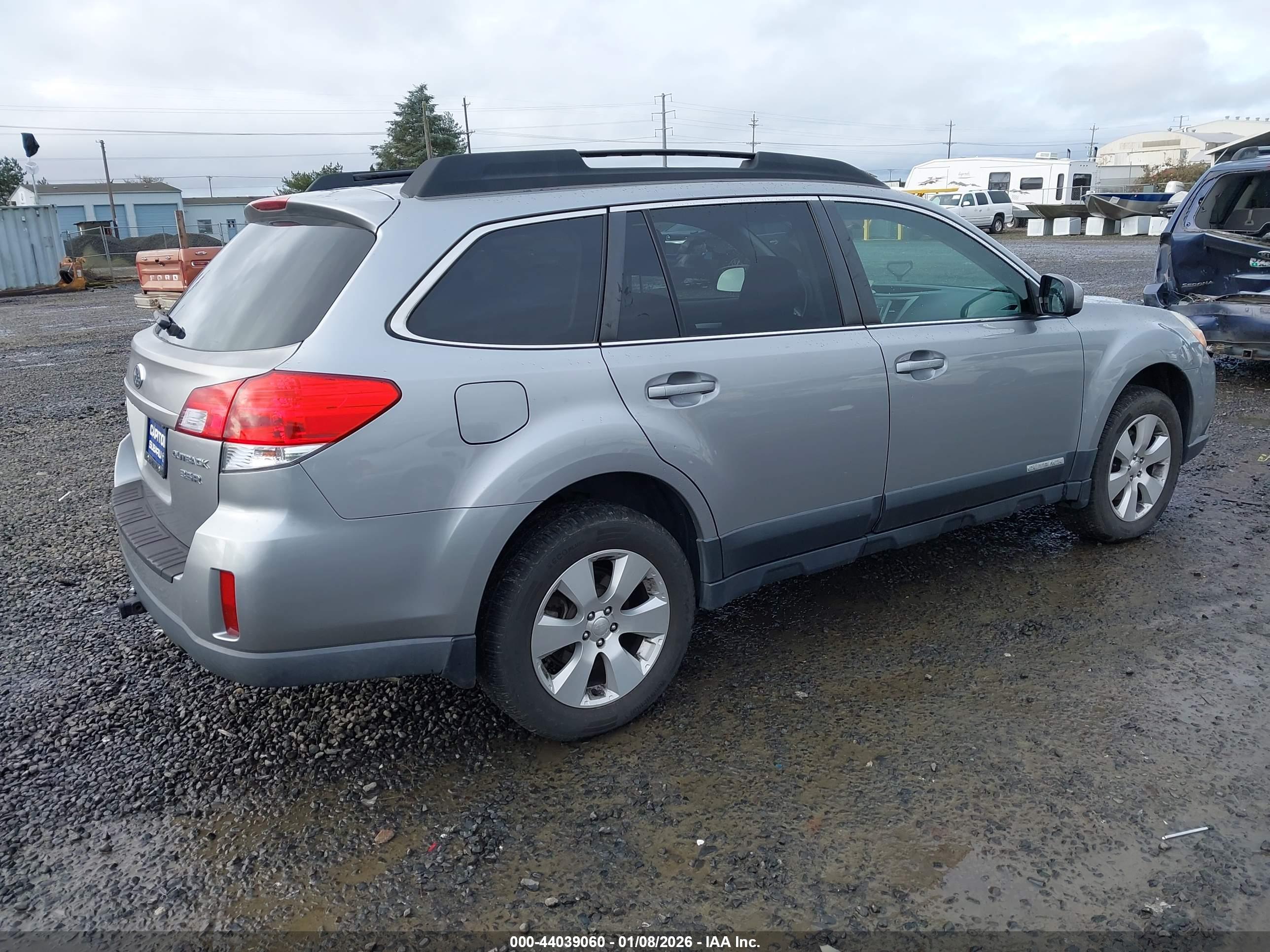 SUBARU OUTBACK image 4