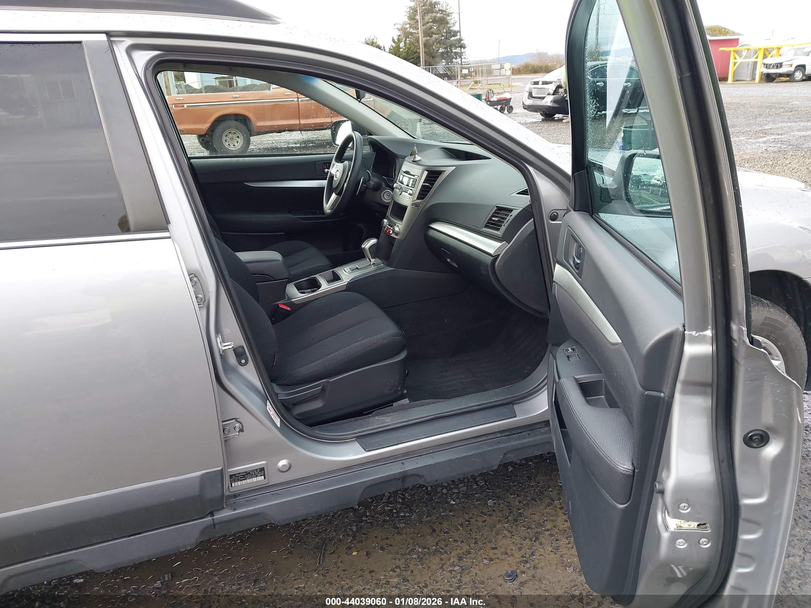 SUBARU OUTBACK image 5