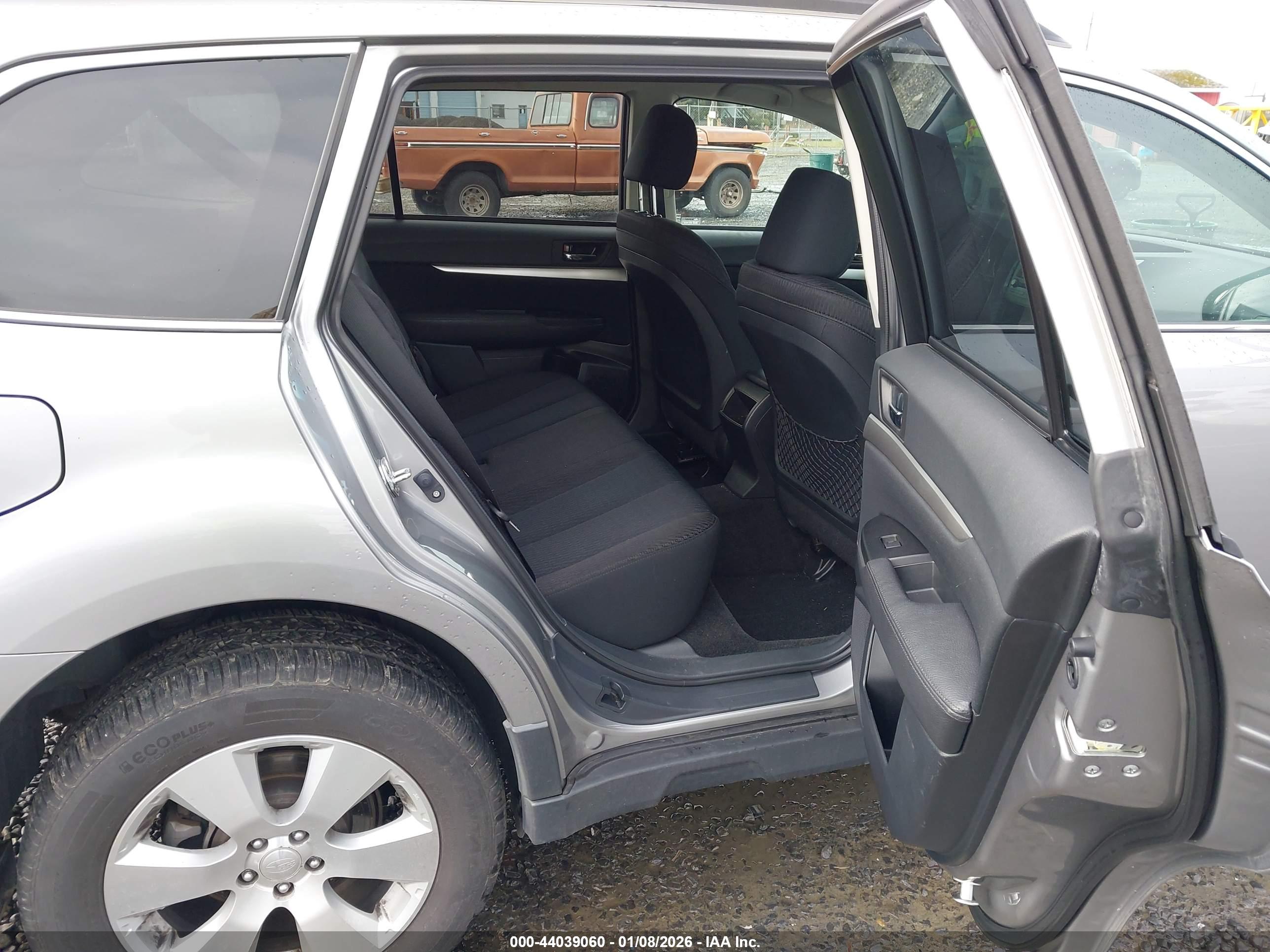 SUBARU OUTBACK image 8
