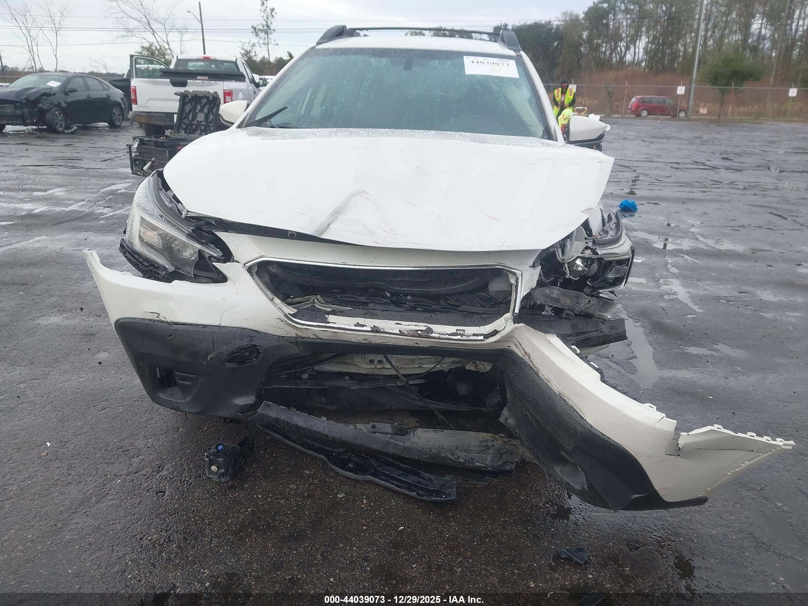 SUBARU OUTBACK image 6
