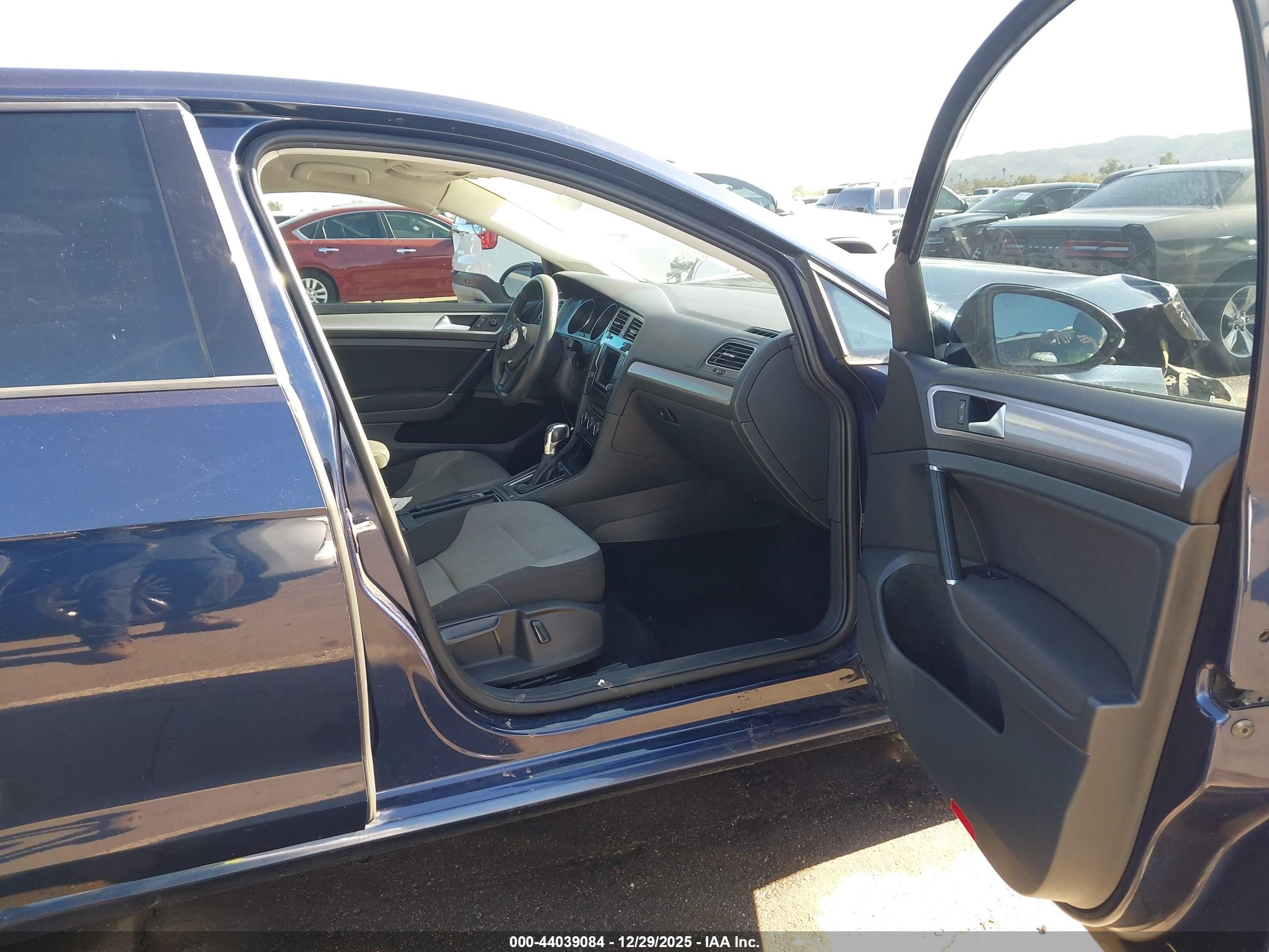 VOLKSWAGEN E-GOLF image 5