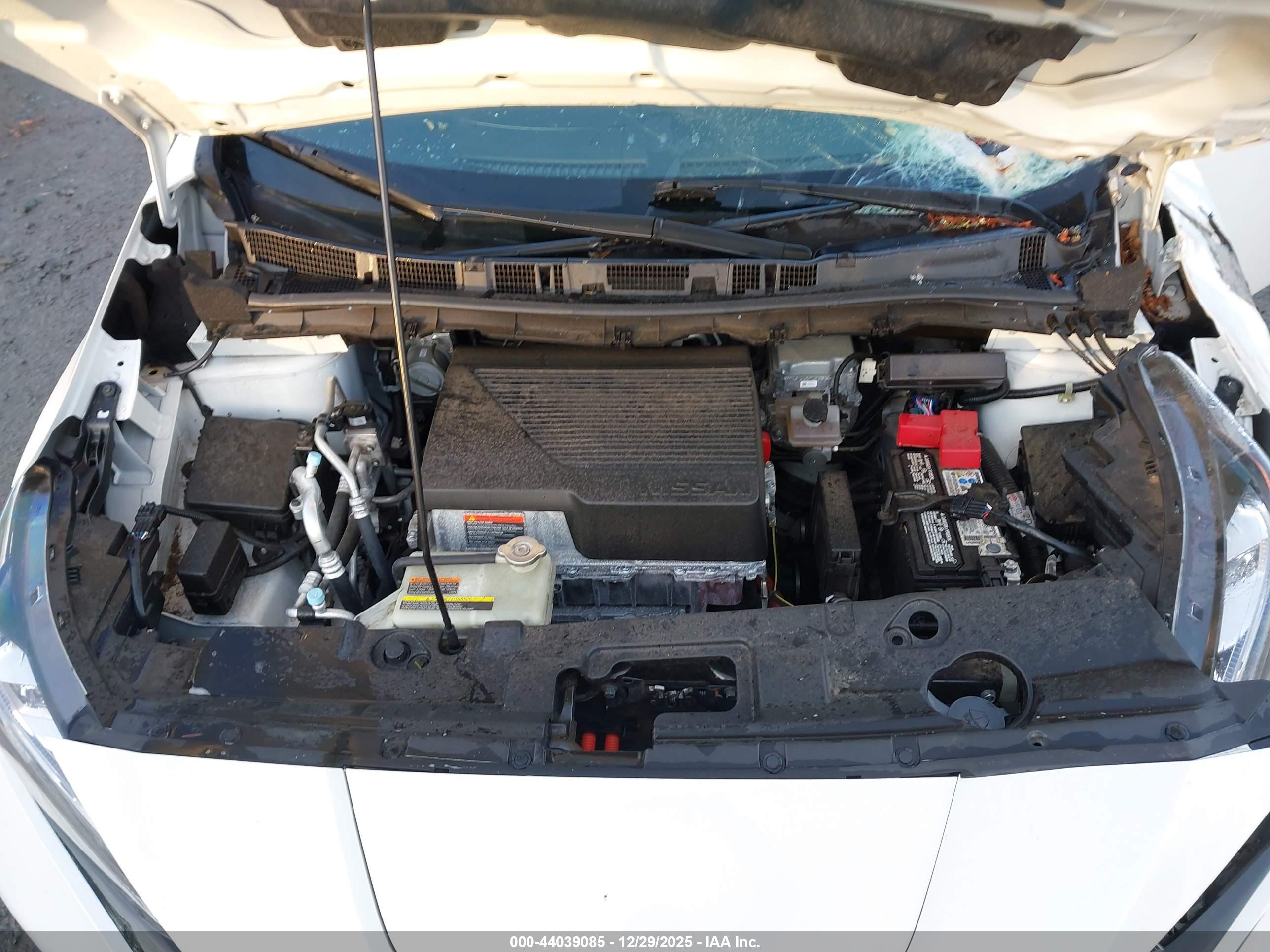 NISSAN LEAF image 10