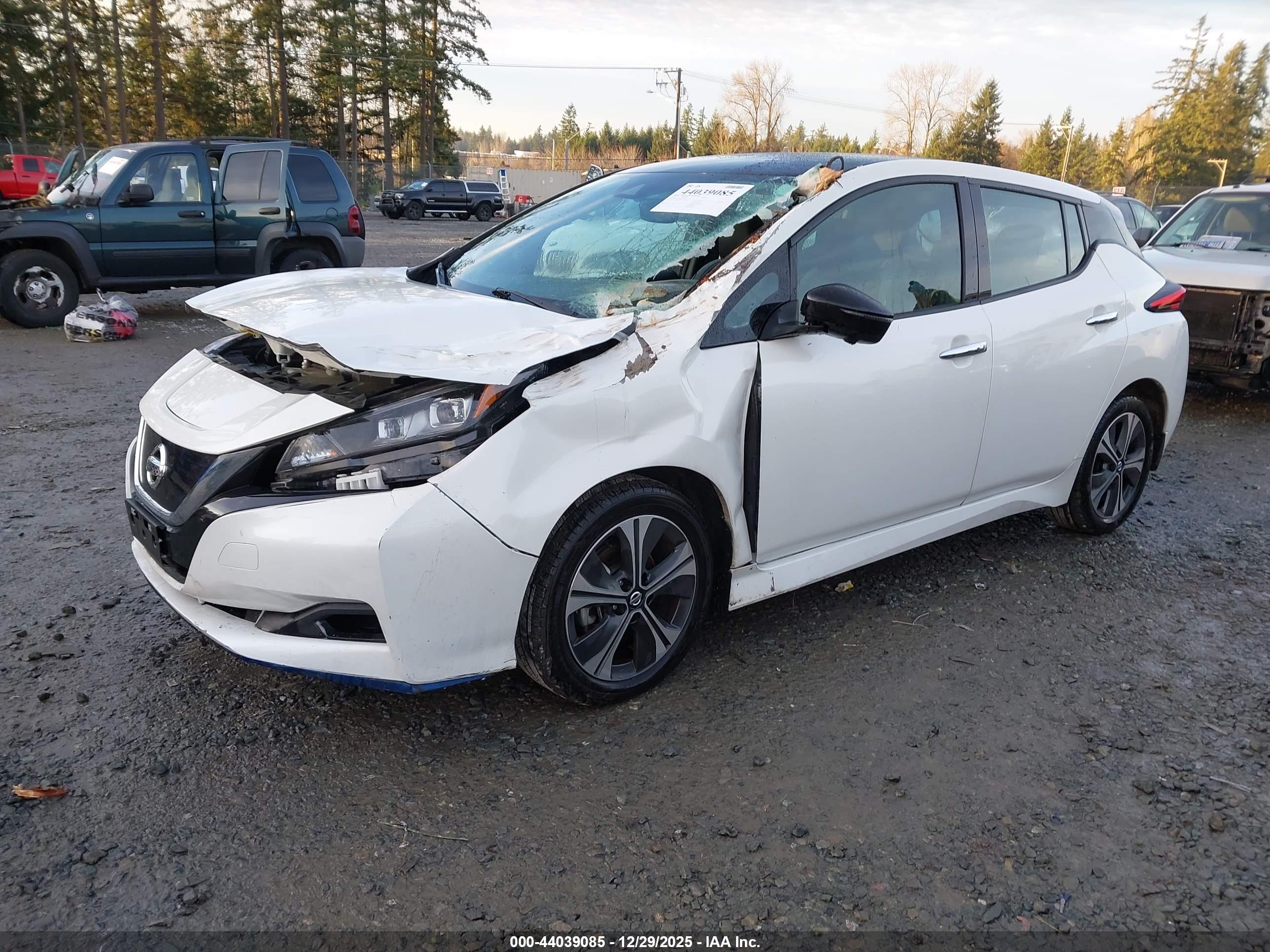 NISSAN LEAF image 2