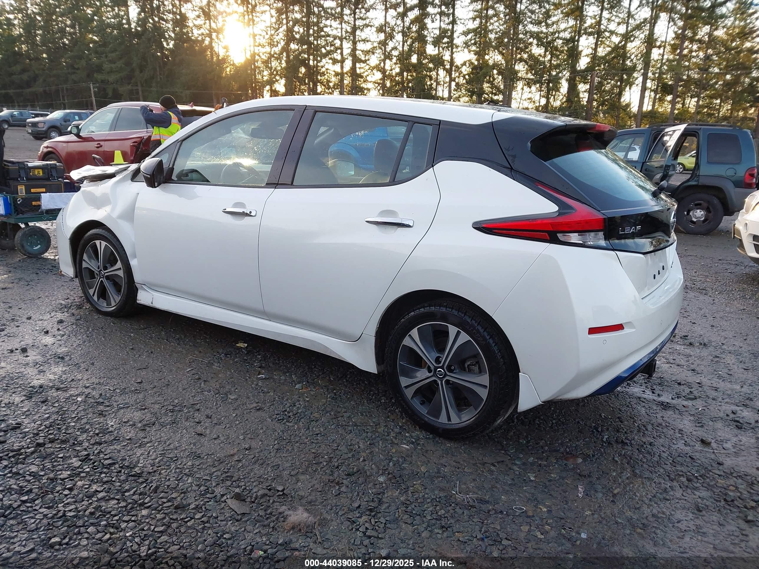 NISSAN LEAF image 3