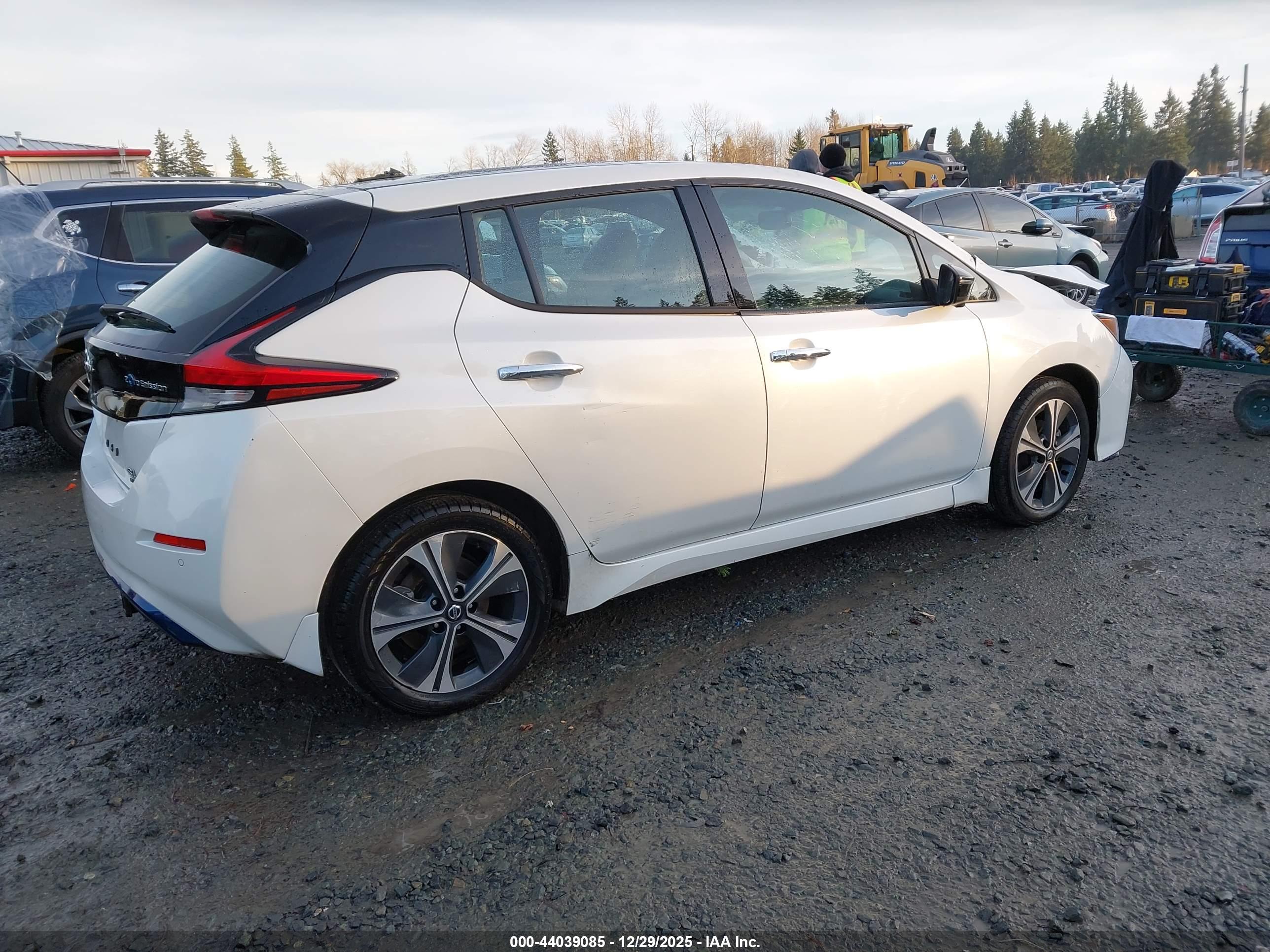 NISSAN LEAF image 4