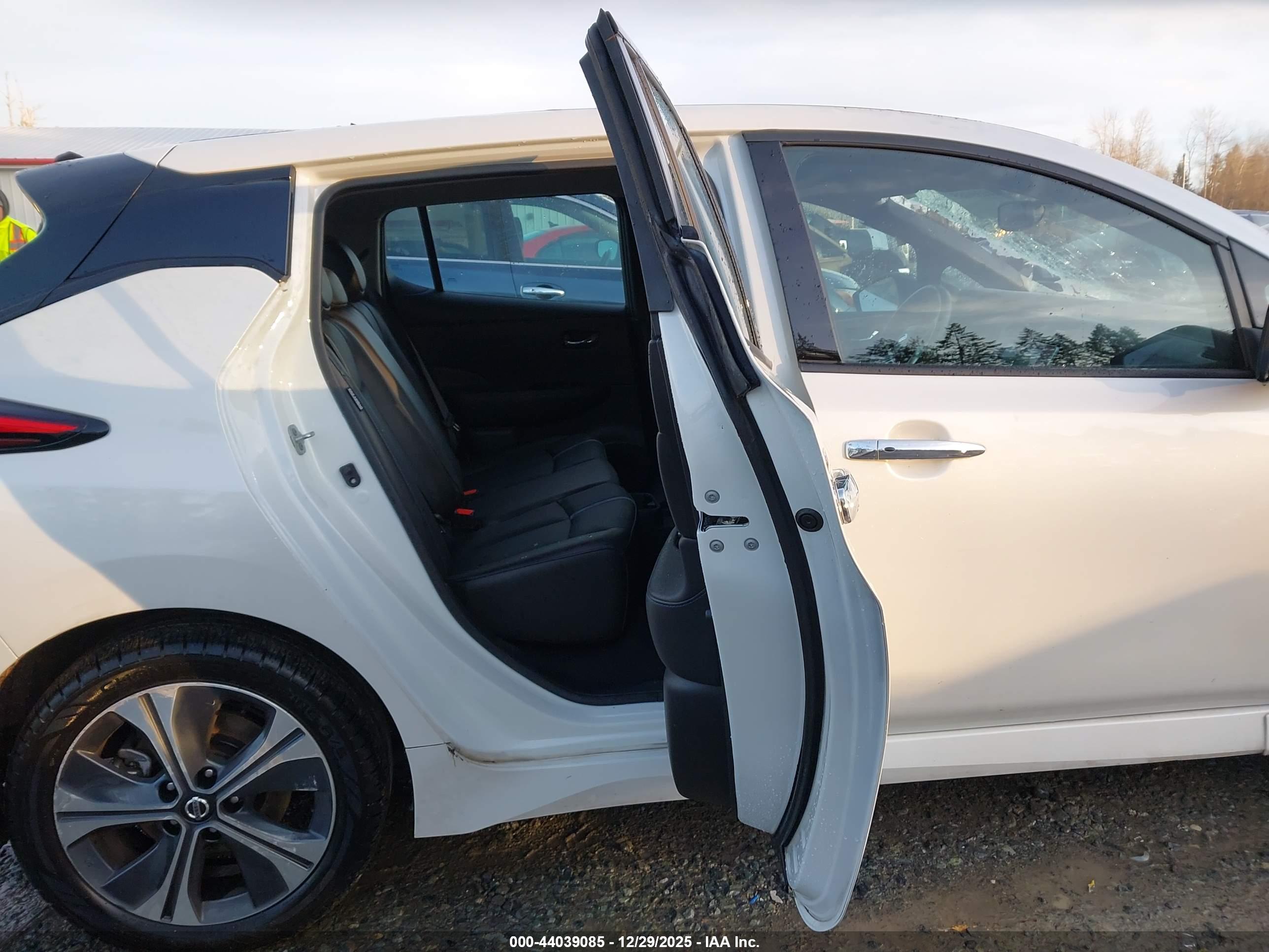 NISSAN LEAF image 8