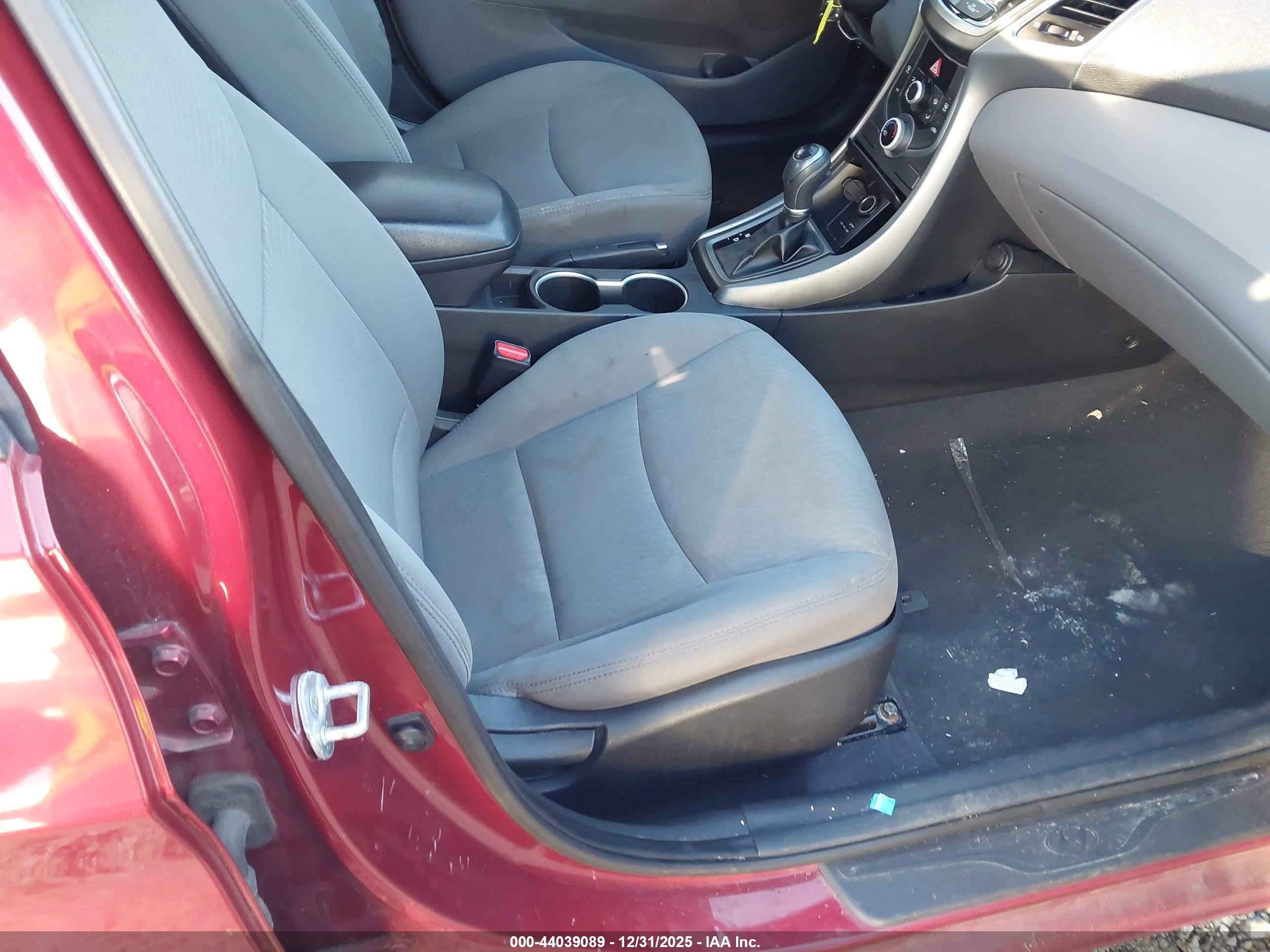 HYUNDAI ELANTRA image 5