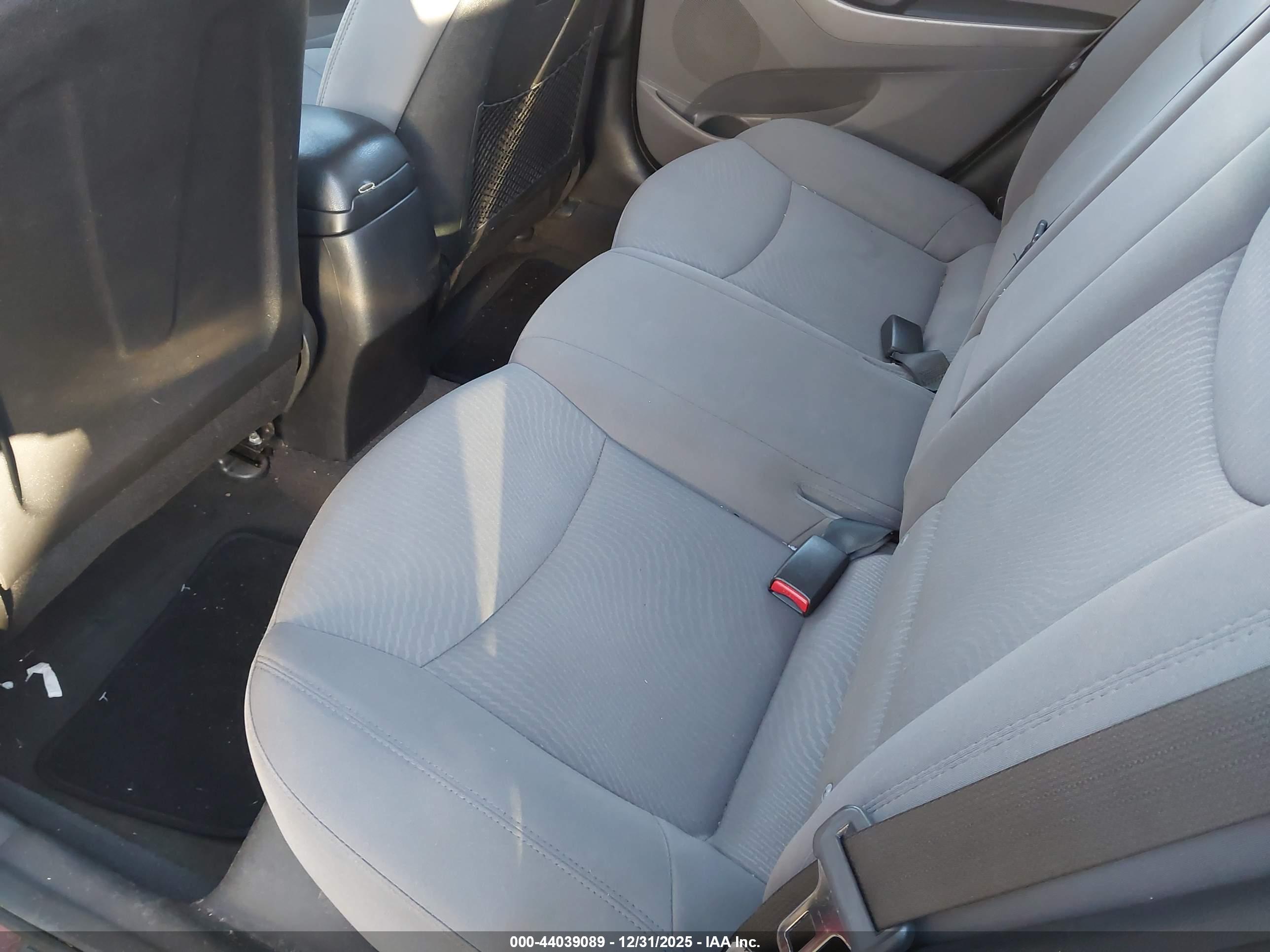 HYUNDAI ELANTRA image 8