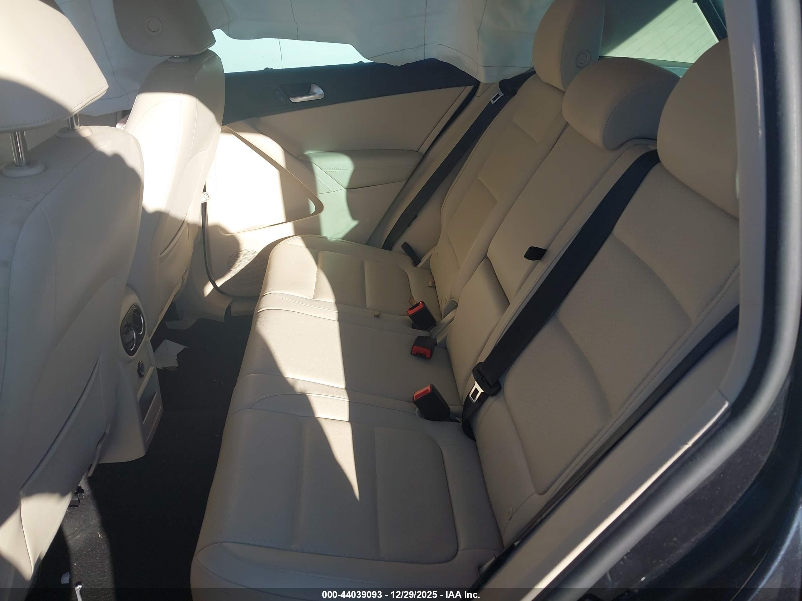 VOLKSWAGEN TIGUAN image 8
