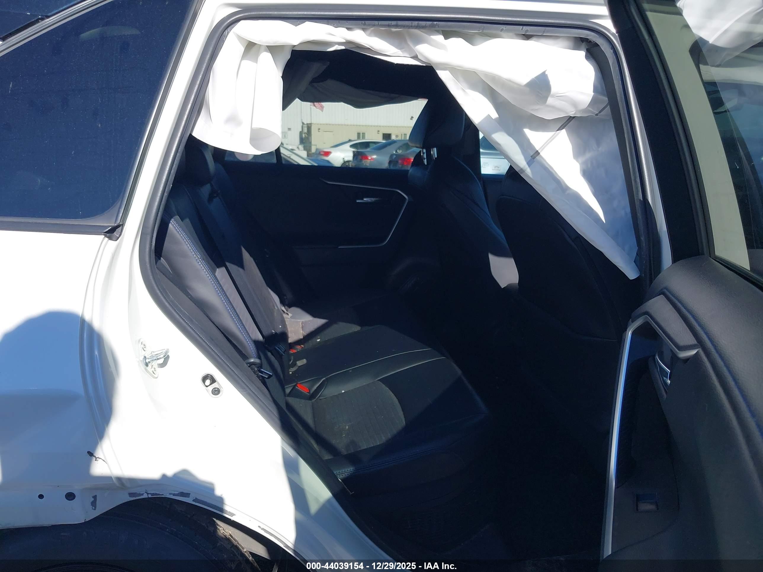 TOYOTA RAV4 image 8