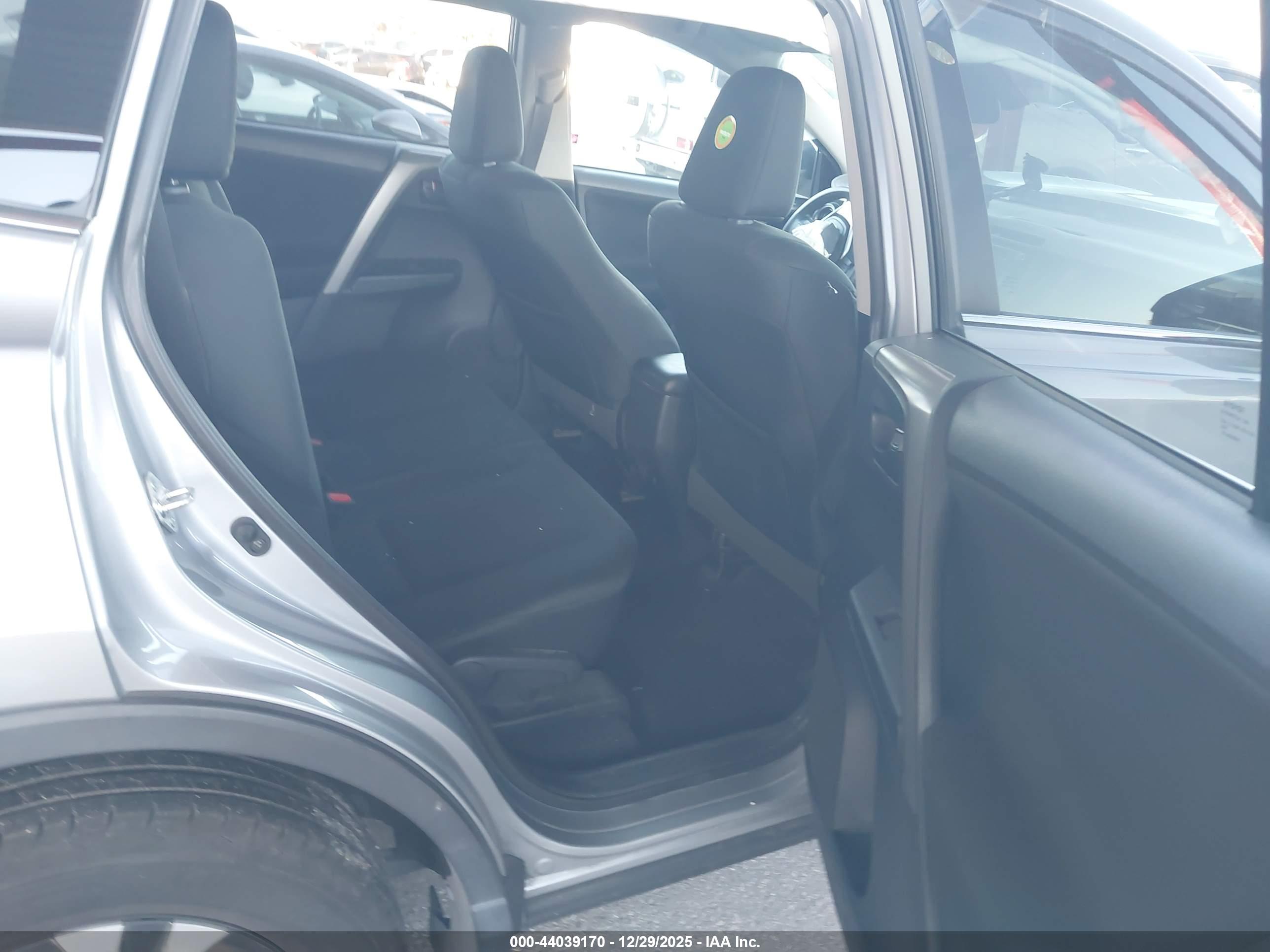 TOYOTA RAV4 image 8